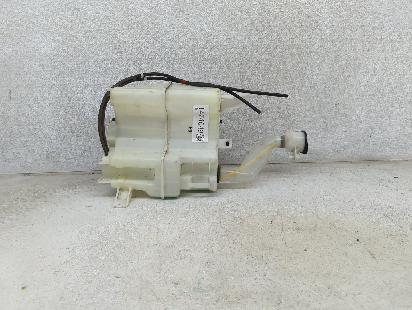 2010-2011 Toyota Prius Windshield Washer Fluid Reservoir Bottle Oem 1474049 - Oemusedautoparts1.com