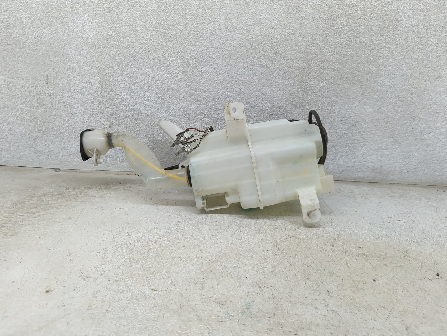 2010-2011 Toyota Prius Windshield Washer Fluid Reservoir Bottle Oem 1474049 - Oemusedautoparts1.com