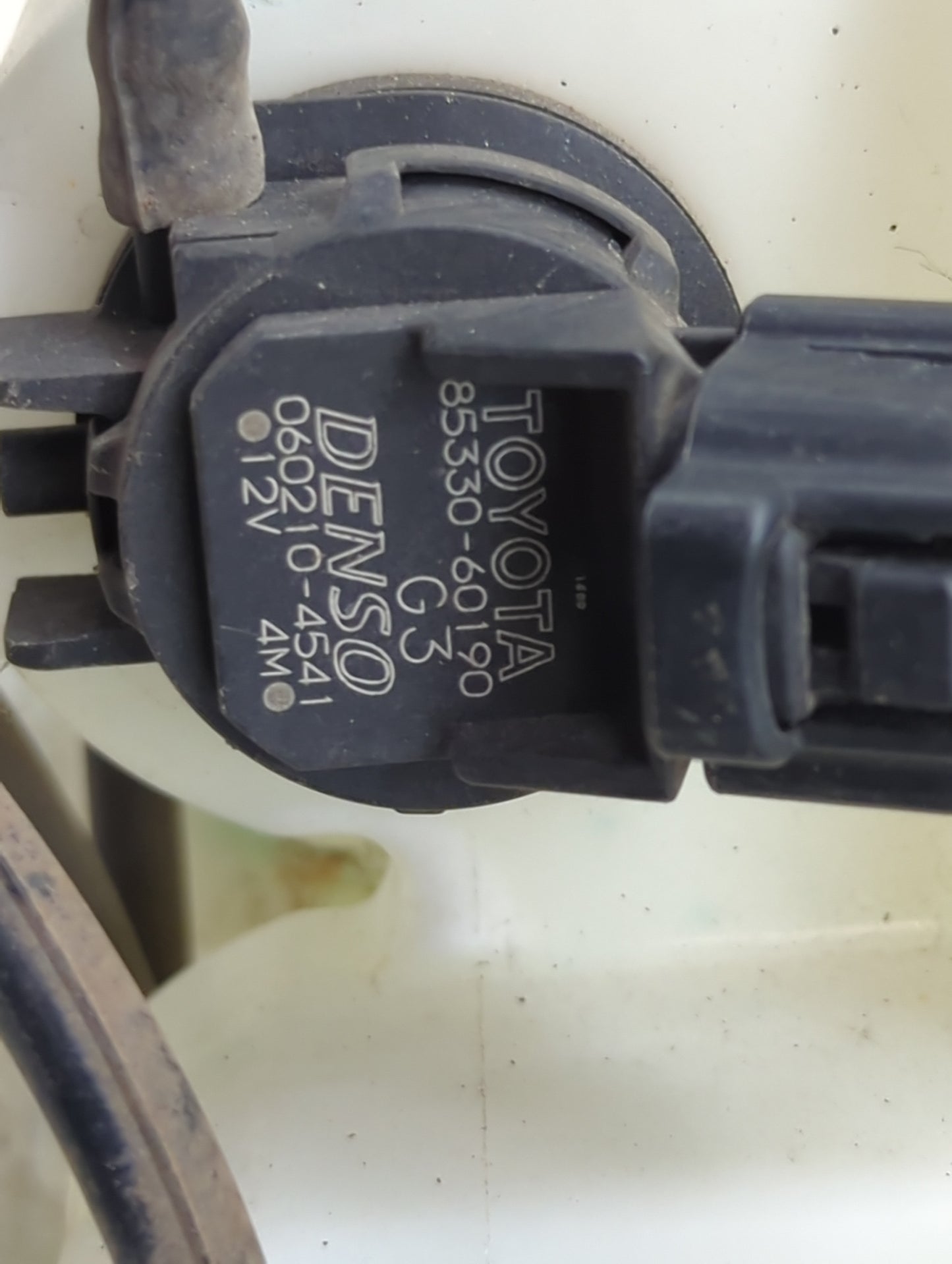 2010-2011 Toyota Prius Windshield Washer Fluid Reservoir Bottle Oem 1474049 - Oemusedautoparts1.com