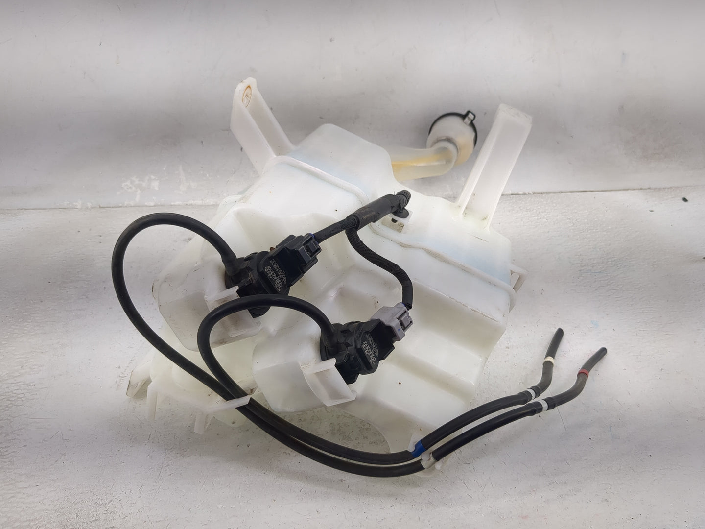 2010-2011 Toyota Prius Windshield Washer Fluid Reservoir Bottle Oem - Oemusedautoparts1.com