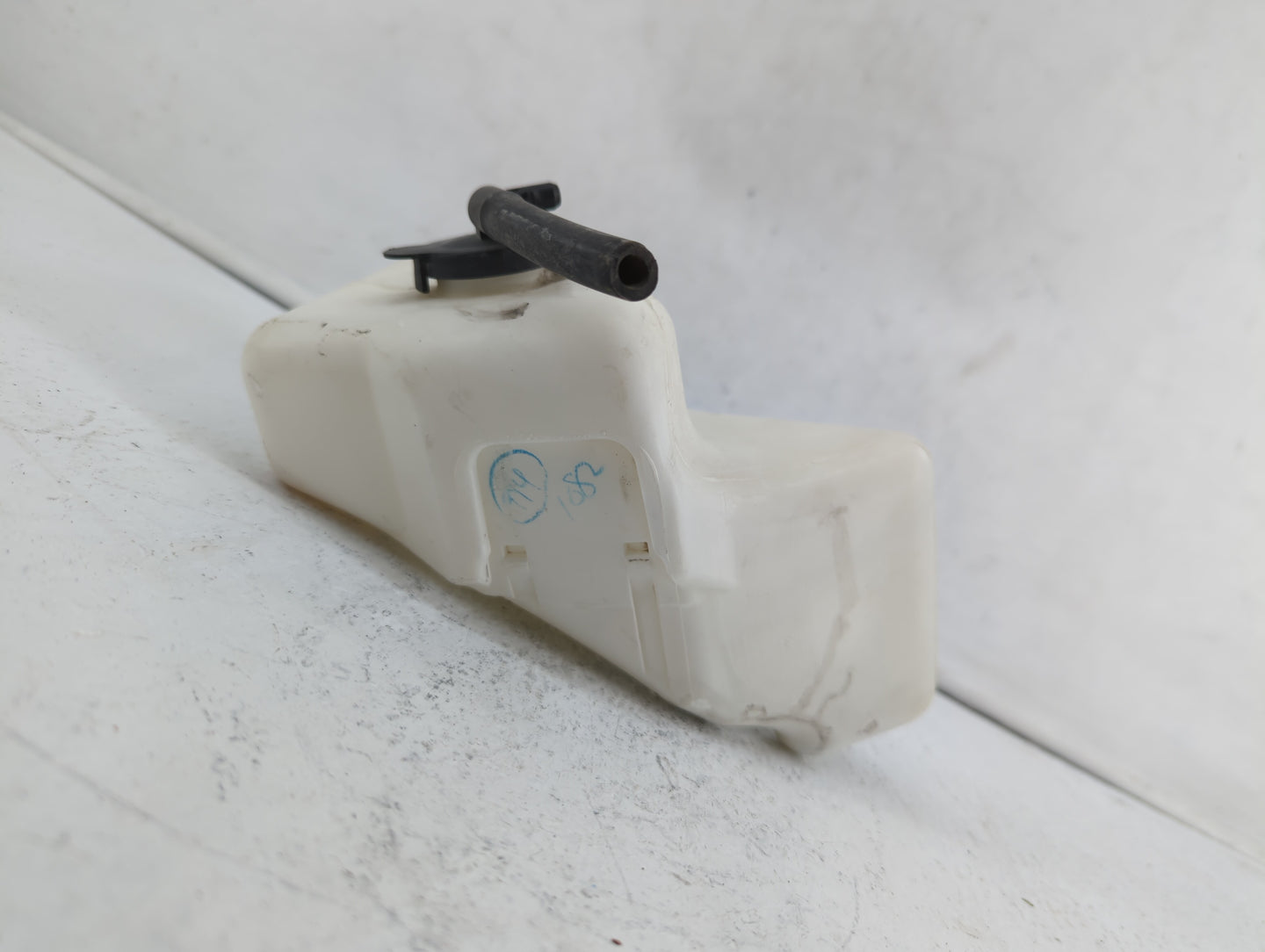 Toyota Venza Windshield Washer Fluid Reservoir Bottle Oem - Oemusedautoparts1.com