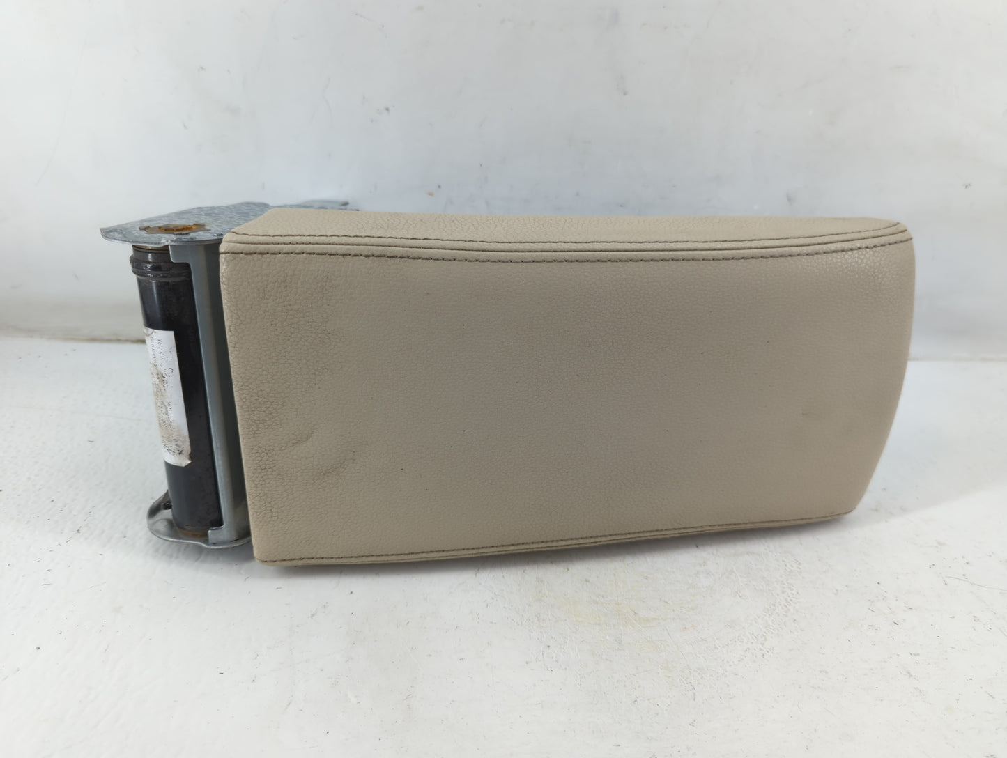 2009-2010 Volkswagen Cc Center Console Armrest Cover Lid Fits Fits 2009 2010 OEM Used Auto Parts - Oemusedautoparts1.com