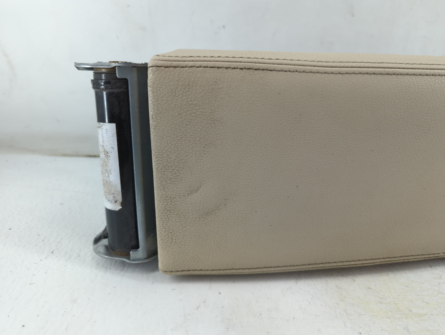 2009-2010 Volkswagen Cc Center Console Armrest Cover Lid Fits Fits 2009 2010 OEM Used Auto Parts - Oemusedautoparts1.com