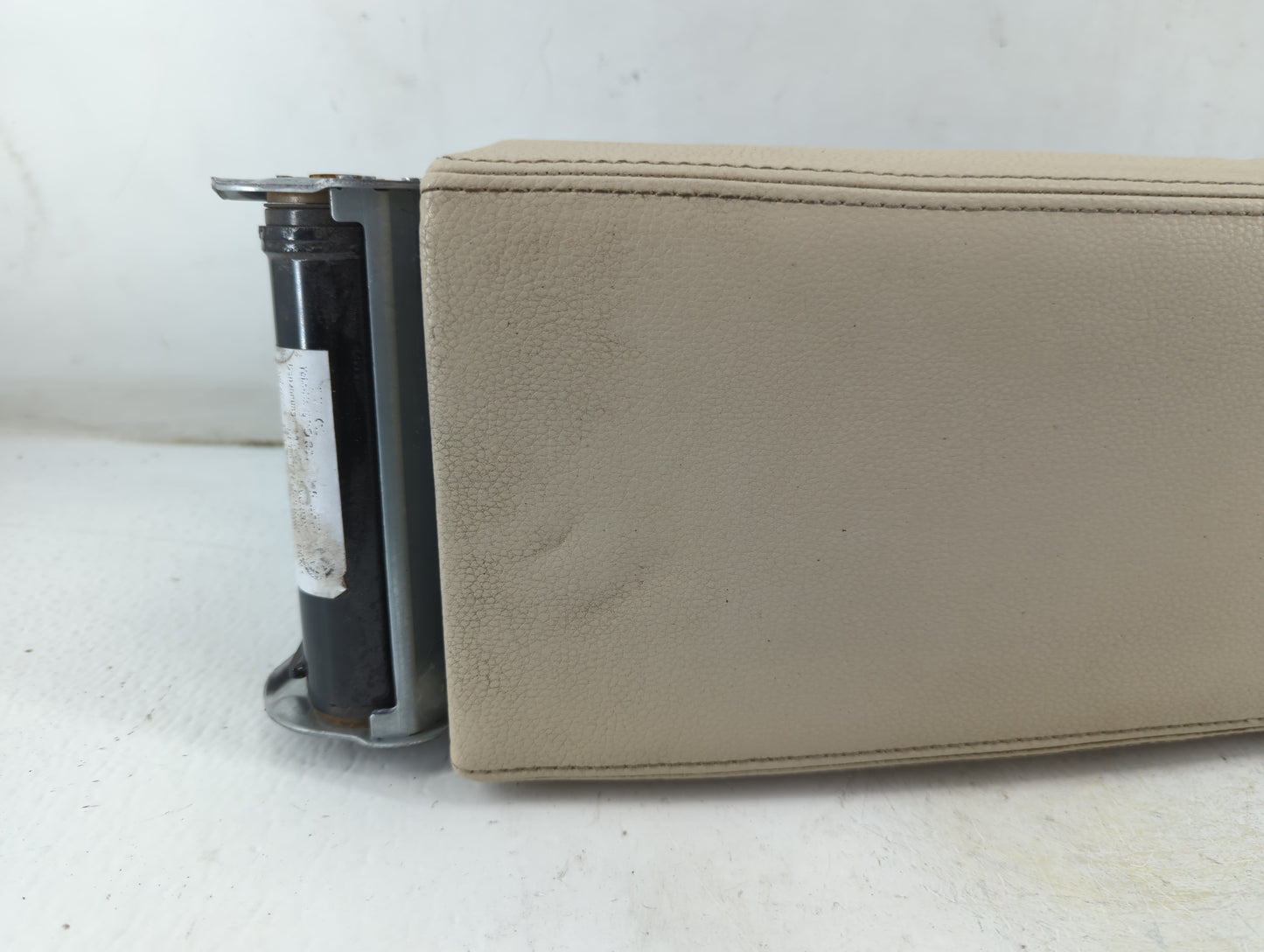 2009-2010 Volkswagen Cc Center Console Armrest Cover Lid Fits Fits 2009 2010 OEM Used Auto Parts - Oemusedautoparts1.com