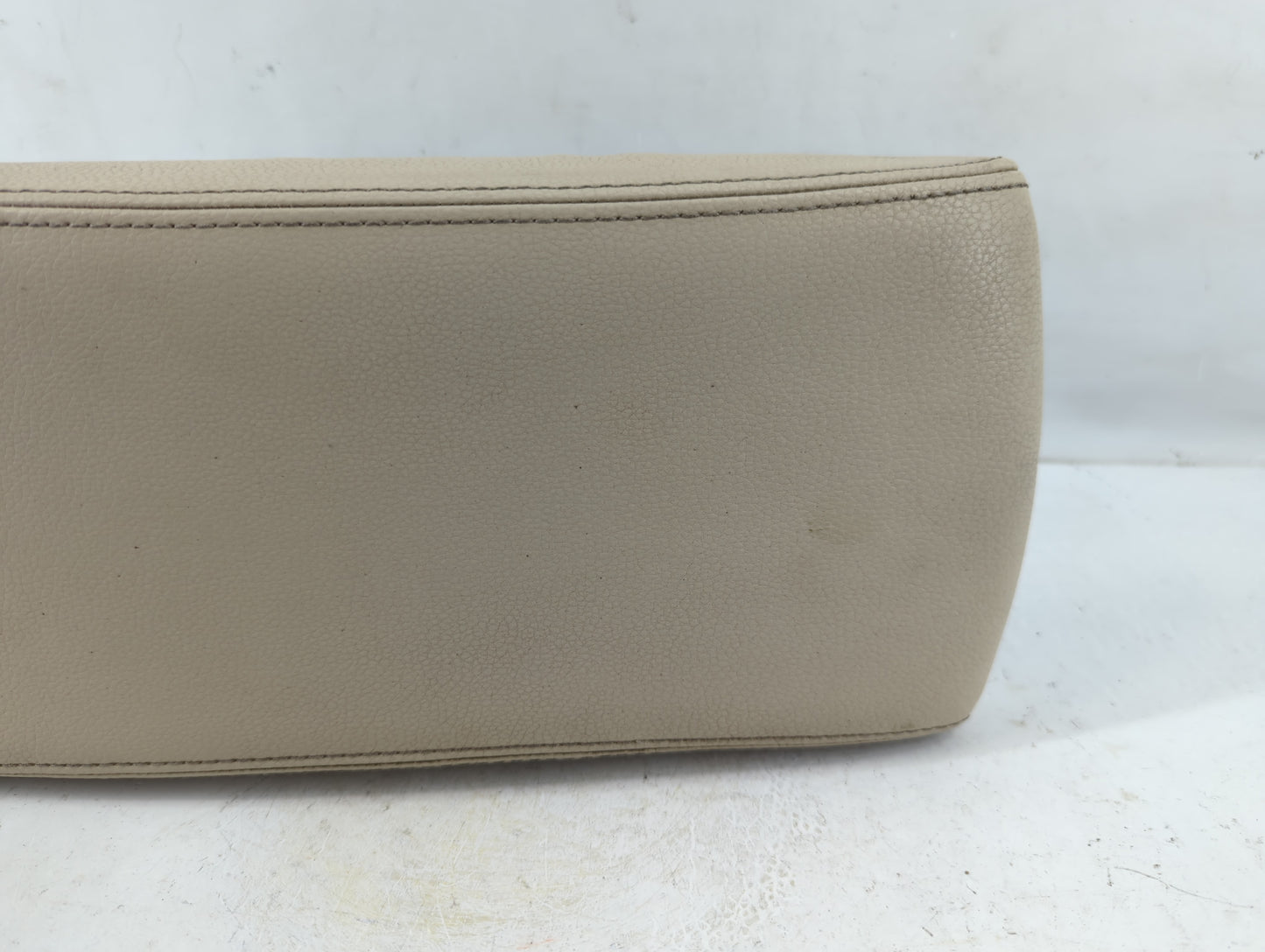 2009-2010 Volkswagen Cc Center Console Armrest Cover Lid Fits Fits 2009 2010 OEM Used Auto Parts - Oemusedautoparts1.com