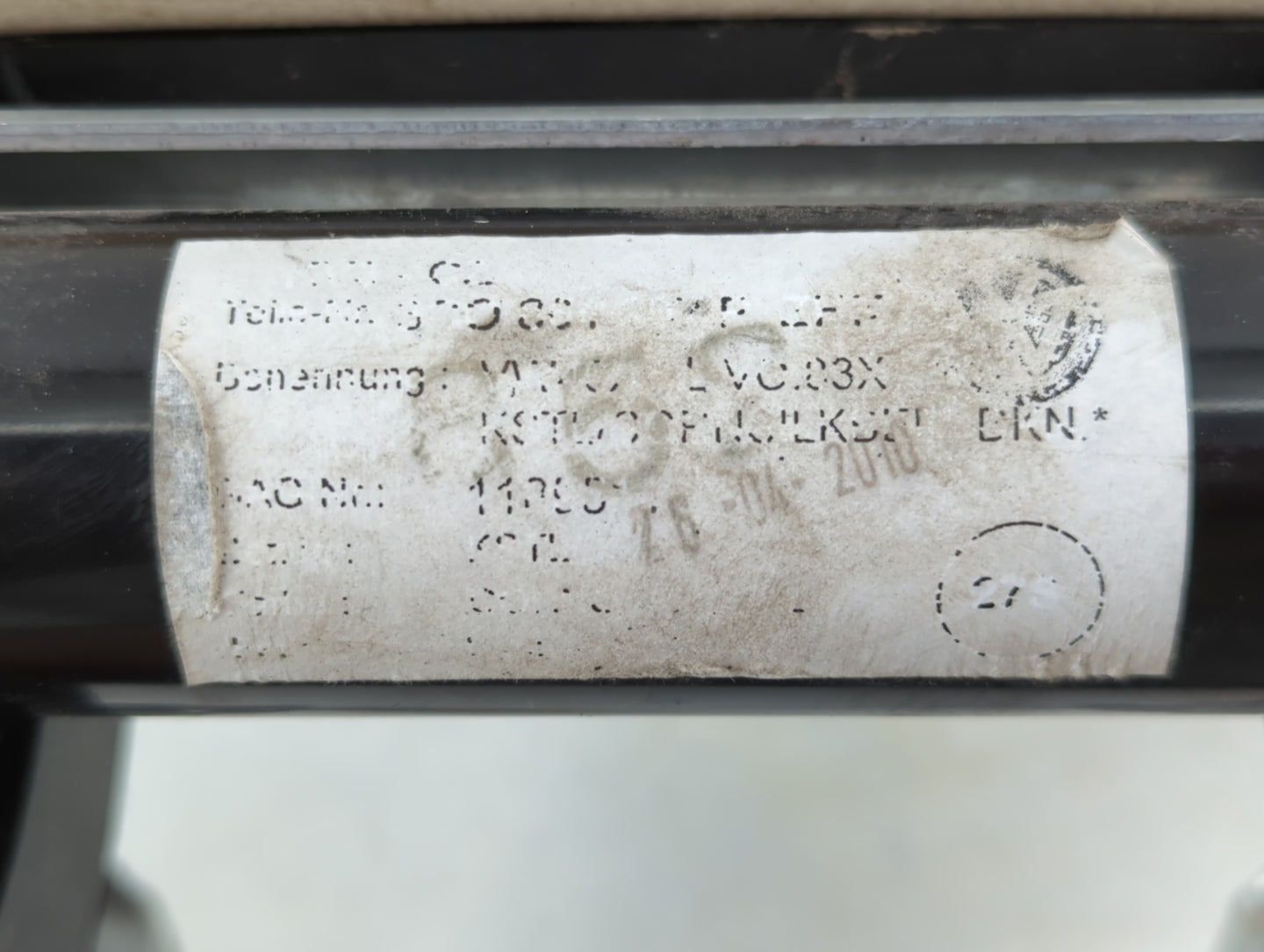 2009-2010 Volkswagen Cc Center Console Armrest Cover Lid Fits Fits 2009 2010 OEM Used Auto Parts - Oemusedautoparts1.com