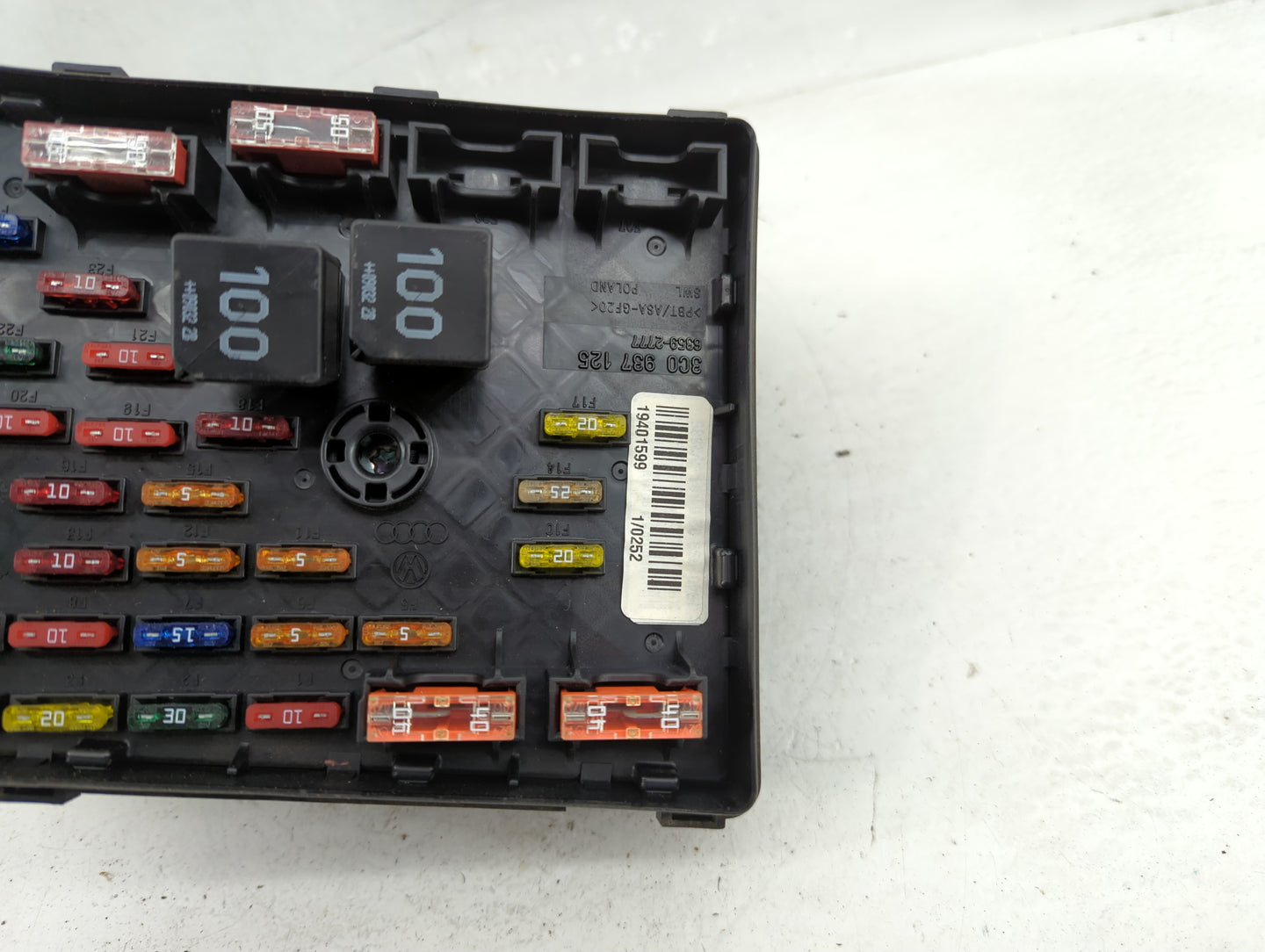 2009-2012 Volkswagen Cc Fusebox Fuse Box Panel Relay Module P/N:1K0 937 132 G 1K0 937 132 F Fits Fits 2009 2010 2011 2012 OE