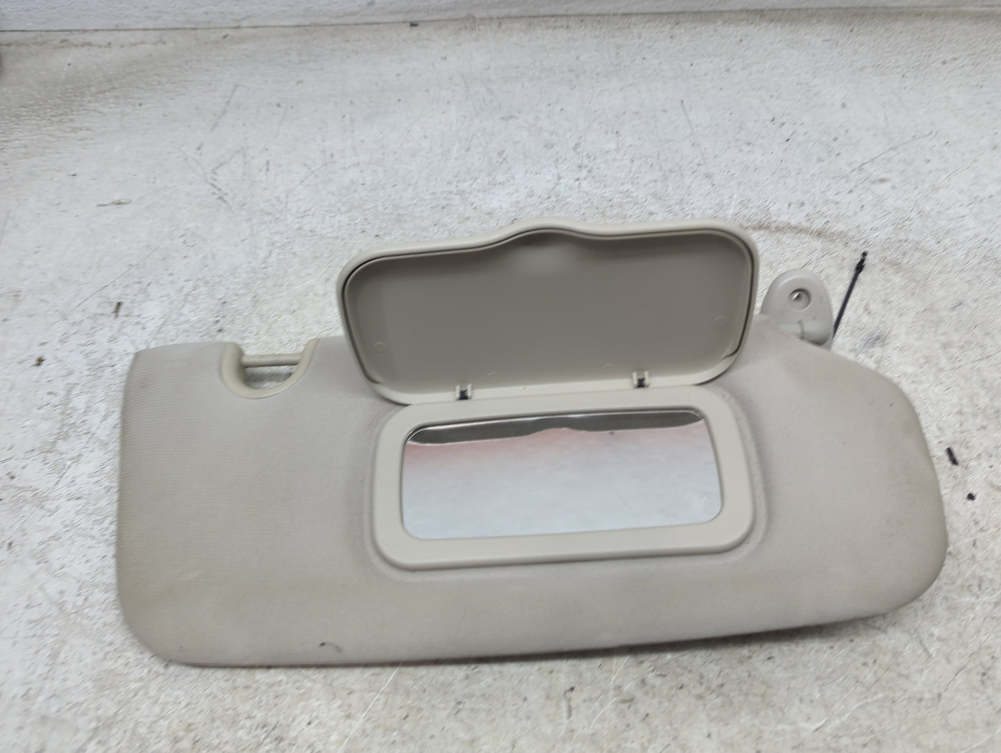 2010 Volkswagen Cc Sun Visor Shade Replacement Passenger Right Mirror Fits OEM Used Auto Parts - Oemusedautoparts1.com