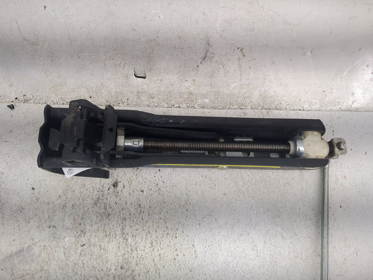 2010 Volkswagen Cc Spare Scissor Car Jack 1500090 - Oemusedautoparts1.com