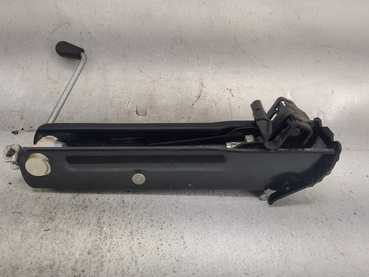 2010 Volkswagen Cc Spare Scissor Car Jack 1500090 - Oemusedautoparts1.com