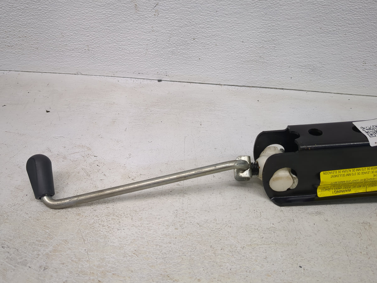 2010 Volkswagen Cc Spare Scissor Car Jack 1513182 - Oemusedautoparts1.com