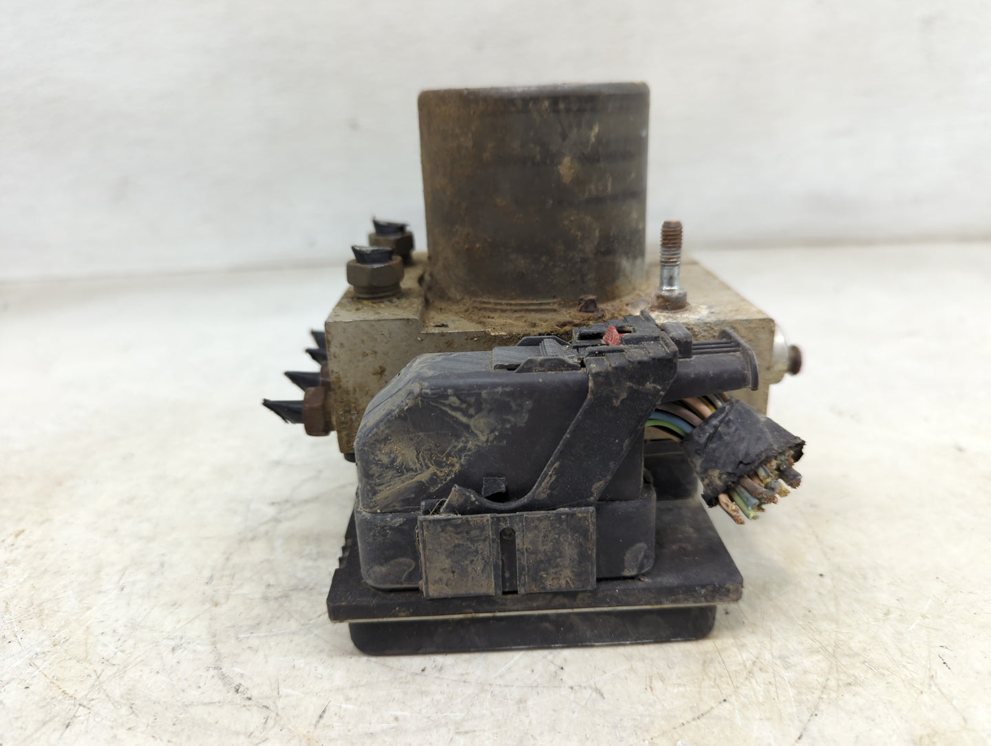 2009-2011 Volkswagen Cc ABS Pump Control Module Replacement P/N:5 695 L8 151012 Fits Fits 2009 2010 2011 OEM Used Auto Parts