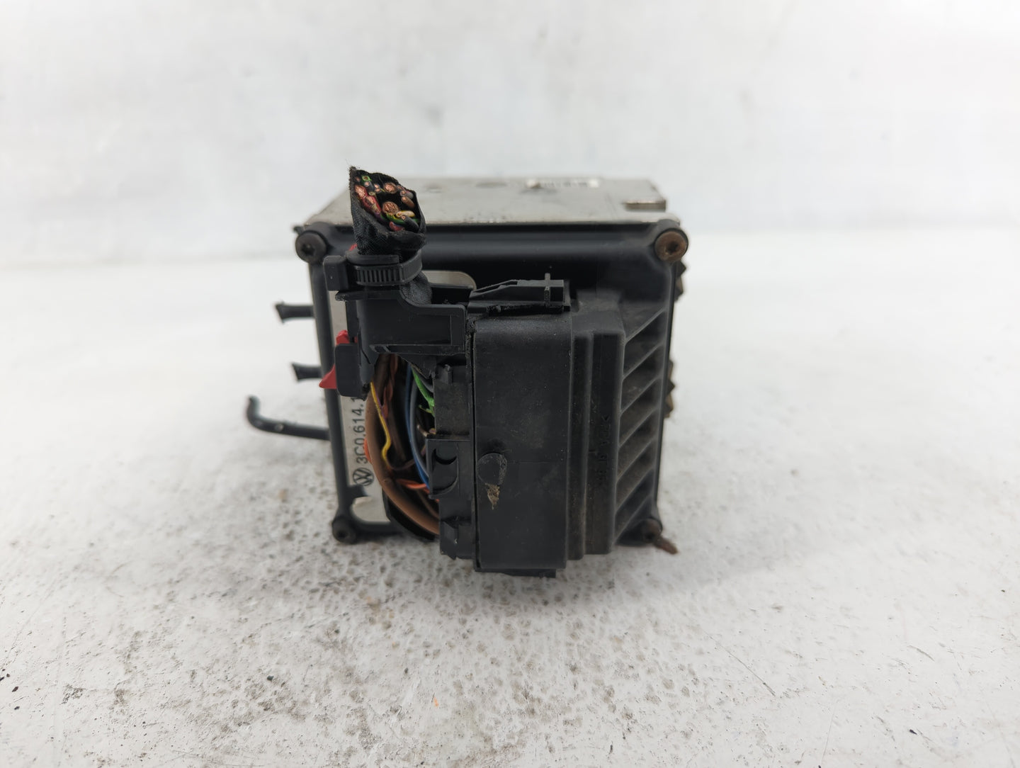 2009-2011 Volkswagen Cc ABS Pump Control Module Replacement P/N:3C0 614 109 AF Fits Fits 2009 2010 2011 OEM Used Auto Parts 
