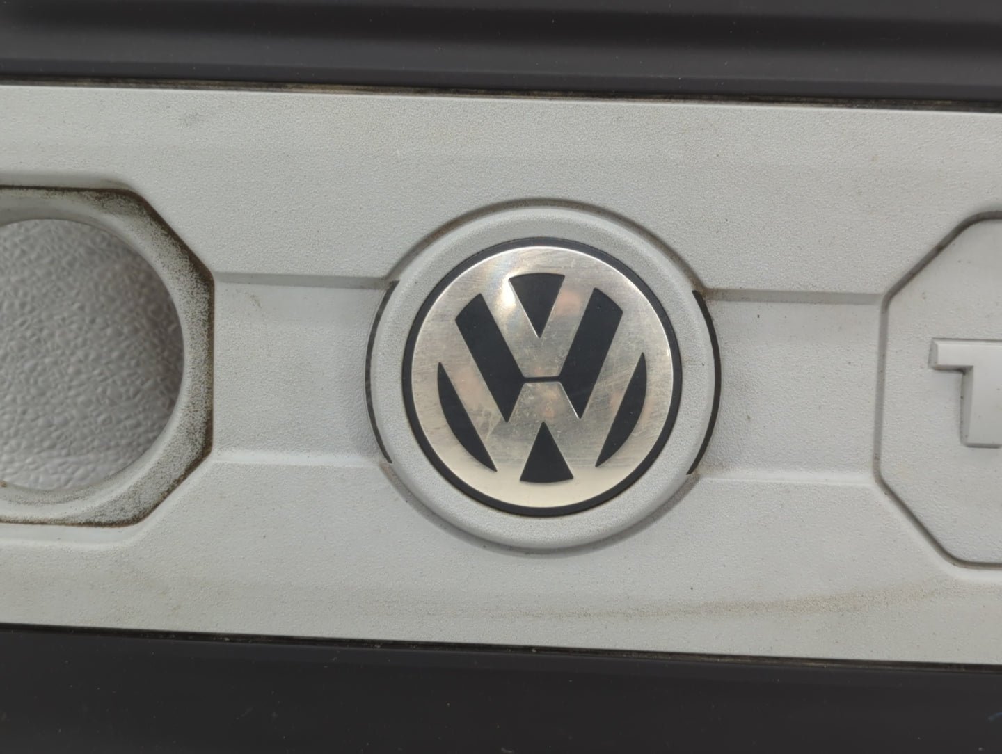 2010 Volkswagen Cc Engine Cover - Oemusedautoparts1.com