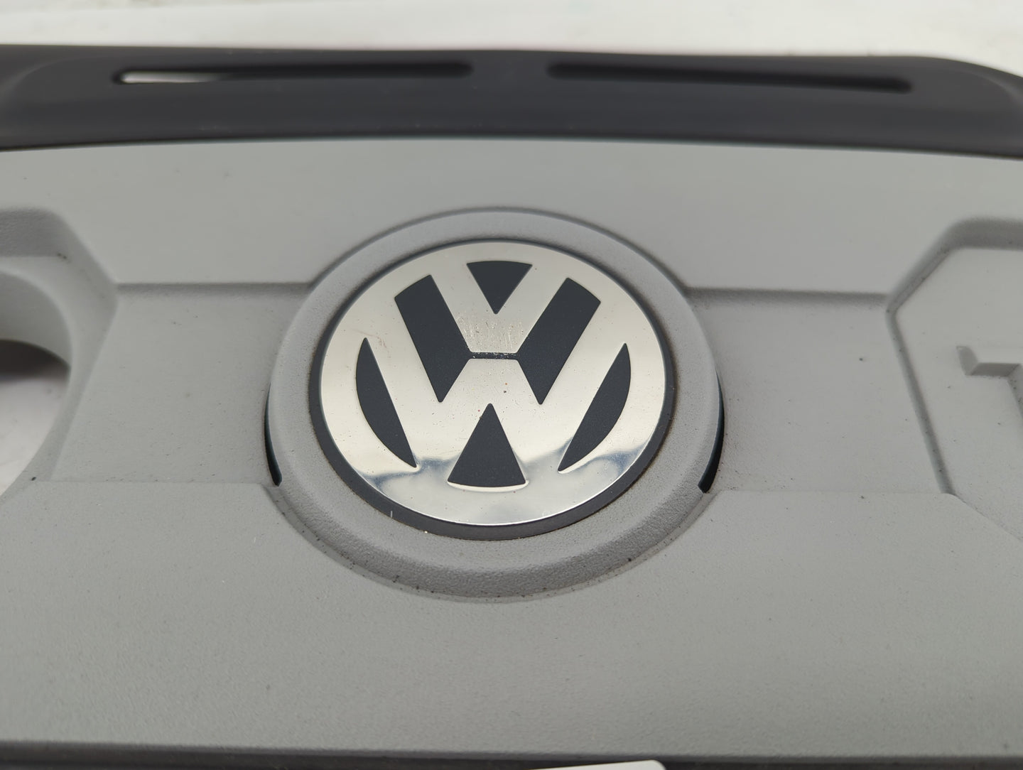 2010 Volkswagen Jetta Engine Cover - Oemusedautoparts1.com