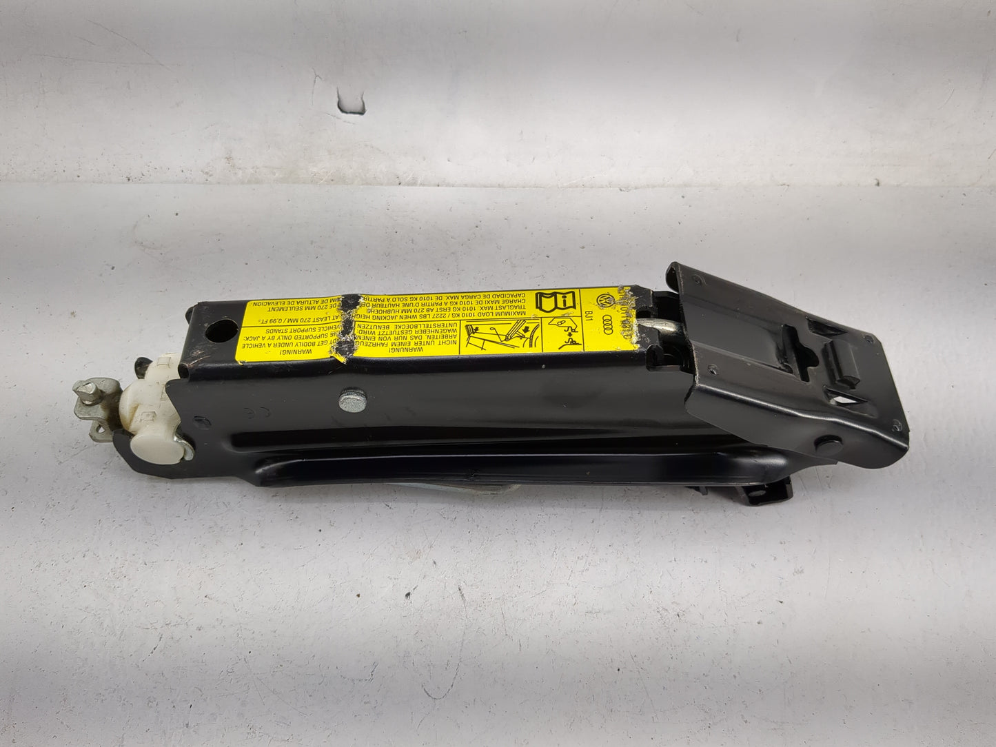 2010 Volkswagen Jetta Spare Scissor Car Jack - Oemusedautoparts1.com