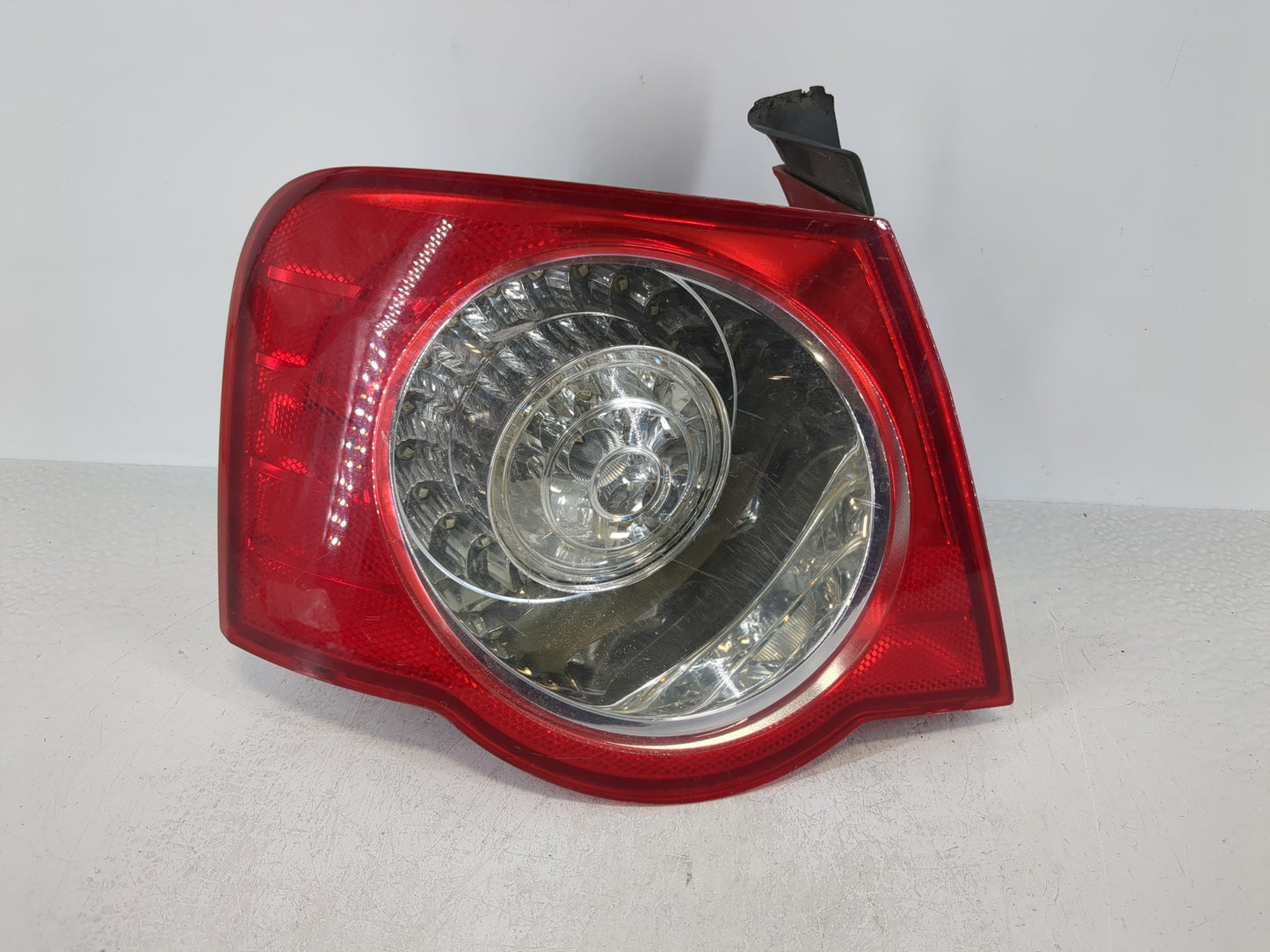 2008-2010 Volkswagen Passat Tail Light Assembly Driver Left OEM P/N:3C5 945 095 Fits Fits 2008 2009 2010 OEM Used Auto Parts