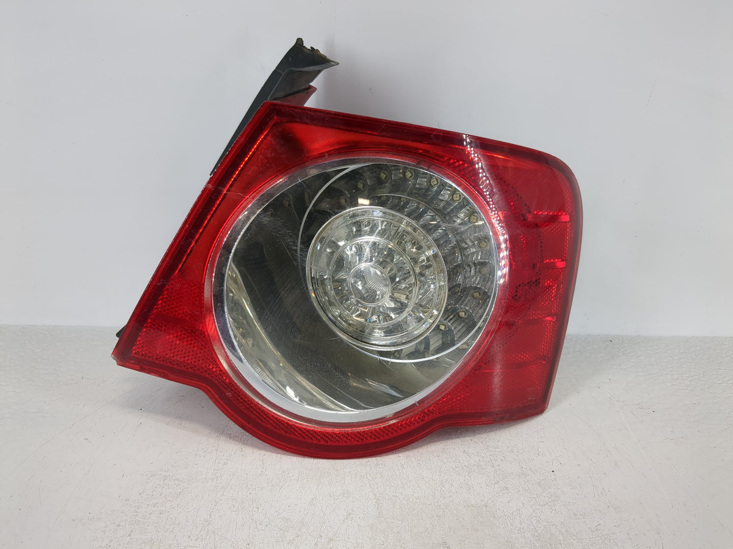 2008-2010 Volkswagen Passat Tail Light Assembly Passenger Right OEM P/N:3C5 945 096 J Fits Fits 2008 2009 2010 OEM Used Auto