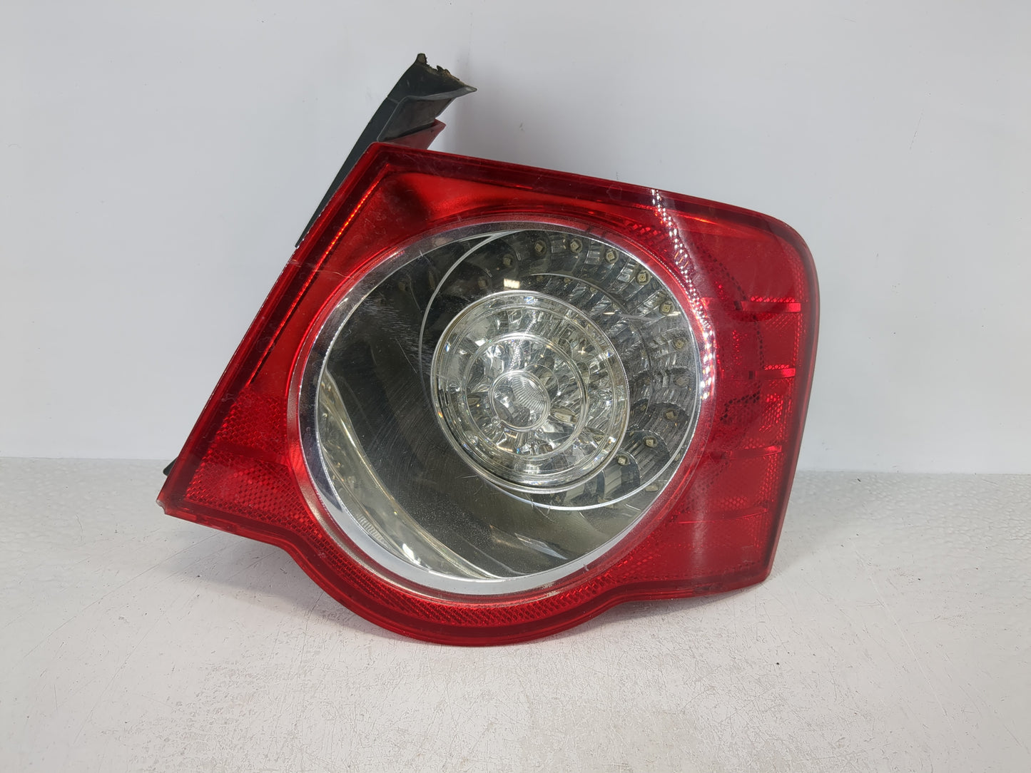 2008-2010 Volkswagen Passat Tail Light Assembly Passenger Right OEM P/N:3C5 945 096 J Fits Fits 2008 2009 2010 OEM Used Auto