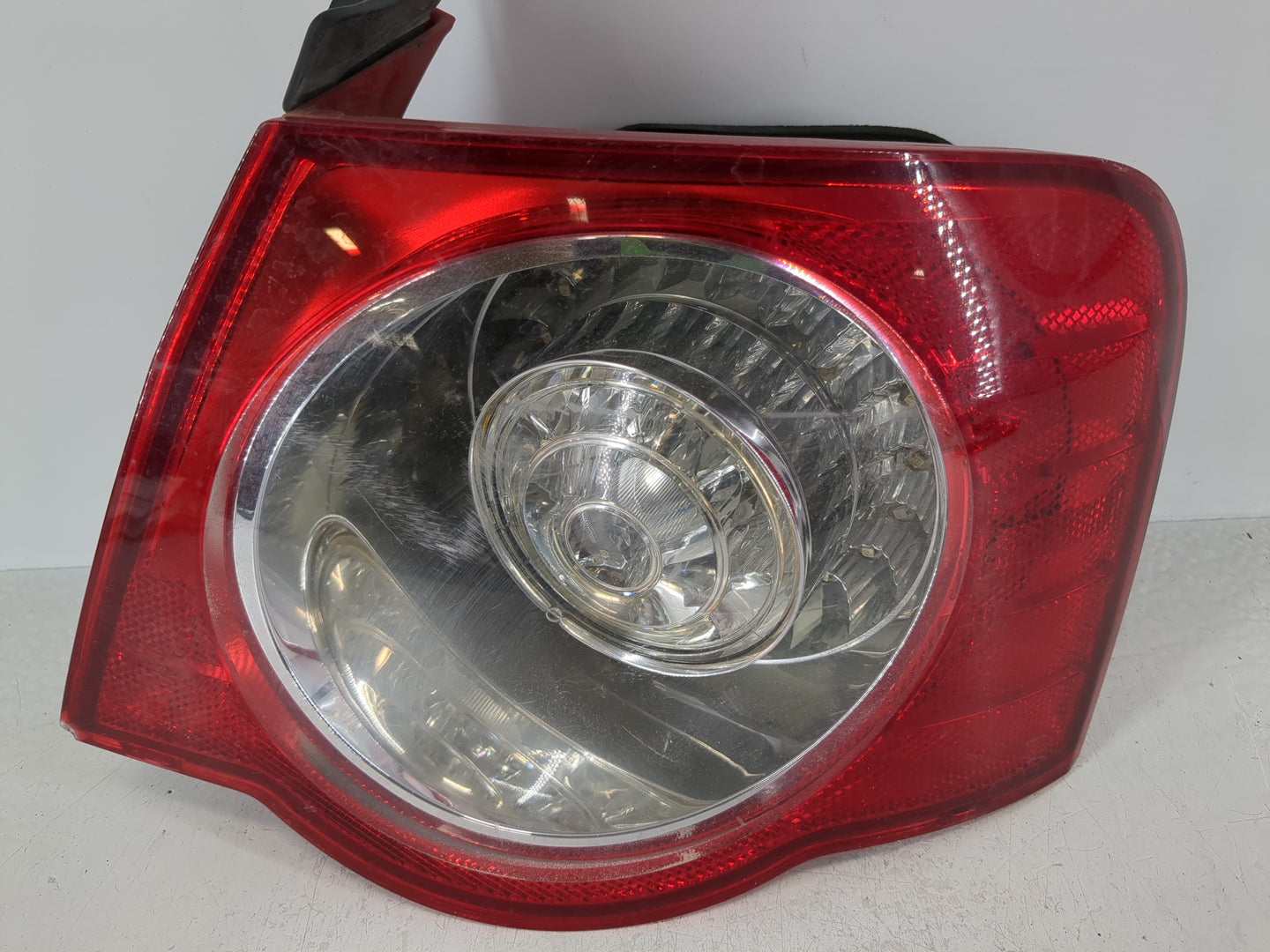 2008-2010 Volkswagen Passat Tail Light Assembly Passenger Right OEM P/N:3C5 945 096 J Fits Fits 2008 2009 2010 OEM Used Auto