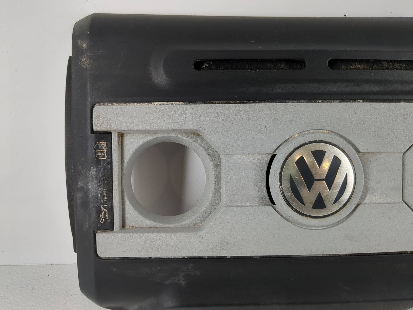 2010 Volkswagen Passat Engine Cover - Oemusedautoparts1.com