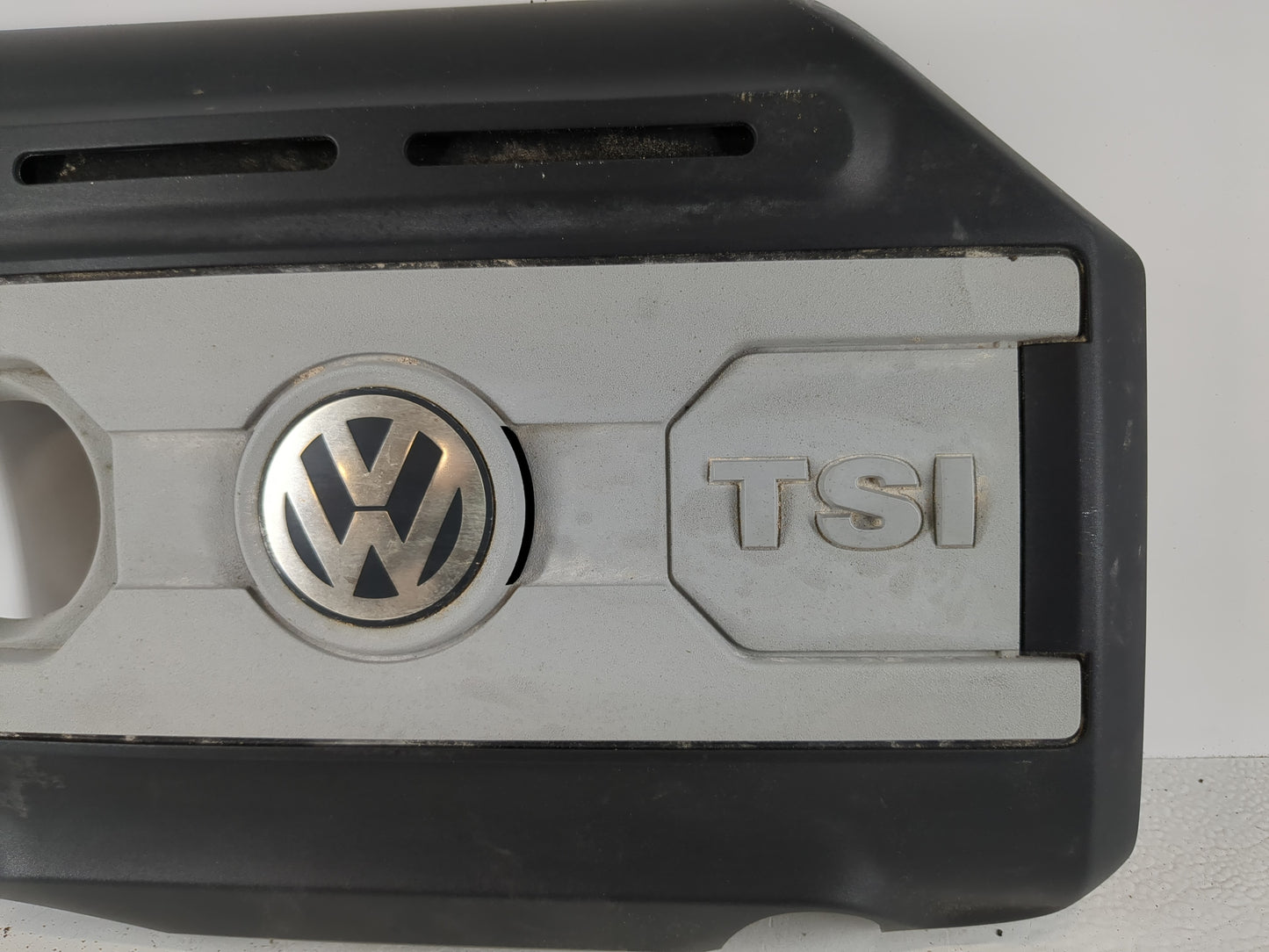 2010 Volkswagen Passat Engine Cover - Oemusedautoparts1.com