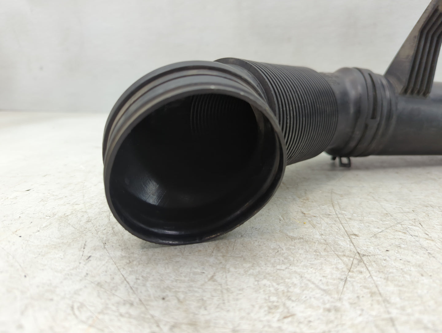 2010 Volkswagen Passat Air Cleaner Intake Duct Hose Tube - Oemusedautoparts1.com