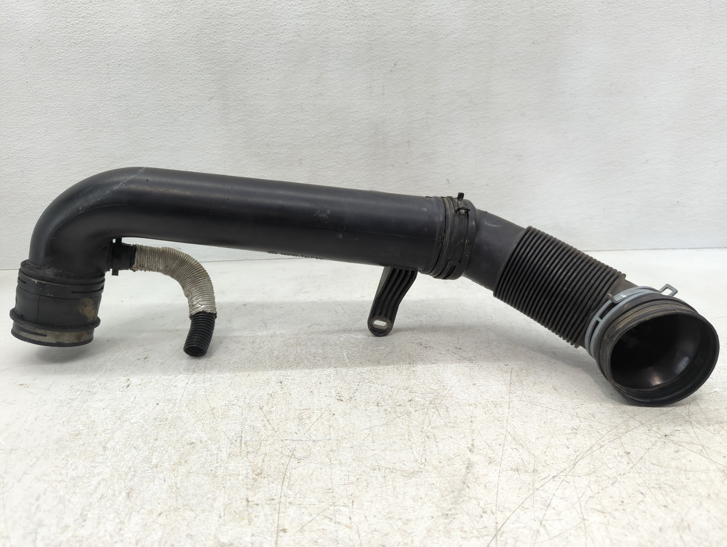 2010 Volkswagen Passat Air Cleaner Intake Duct Hose Tube - Oemusedautoparts1.com