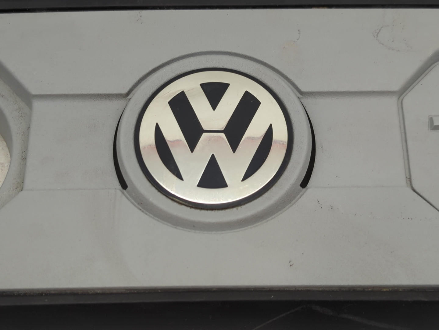 2010 Volkswagen Passat Engine Cover - Oemusedautoparts1.com
