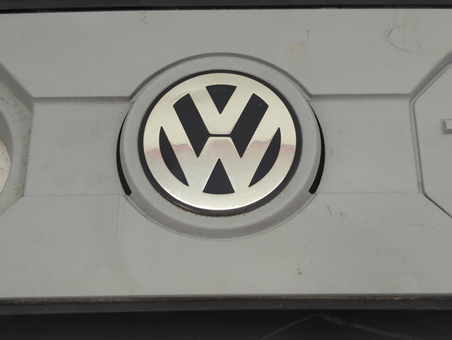 2010 Volkswagen Passat Engine Cover - Oemusedautoparts1.com