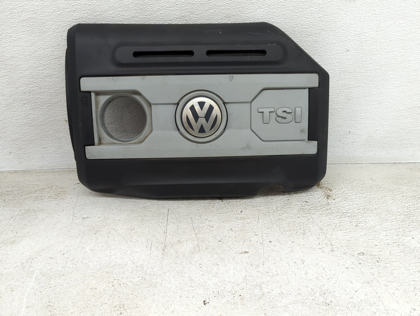 2010 Volkswagen Passat Engine Cover - Oemusedautoparts1.com