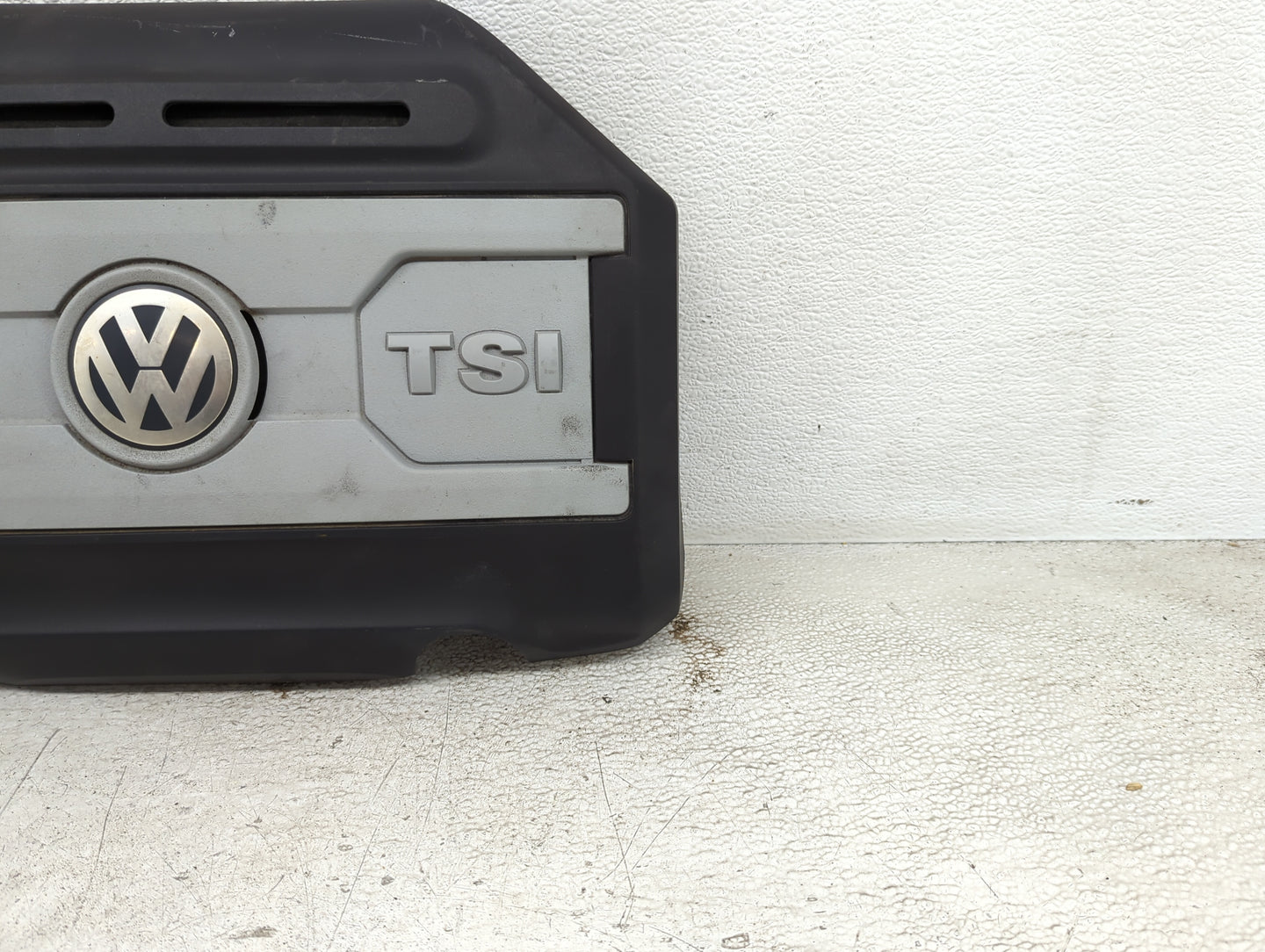 2010 Volkswagen Passat Engine Cover - Oemusedautoparts1.com