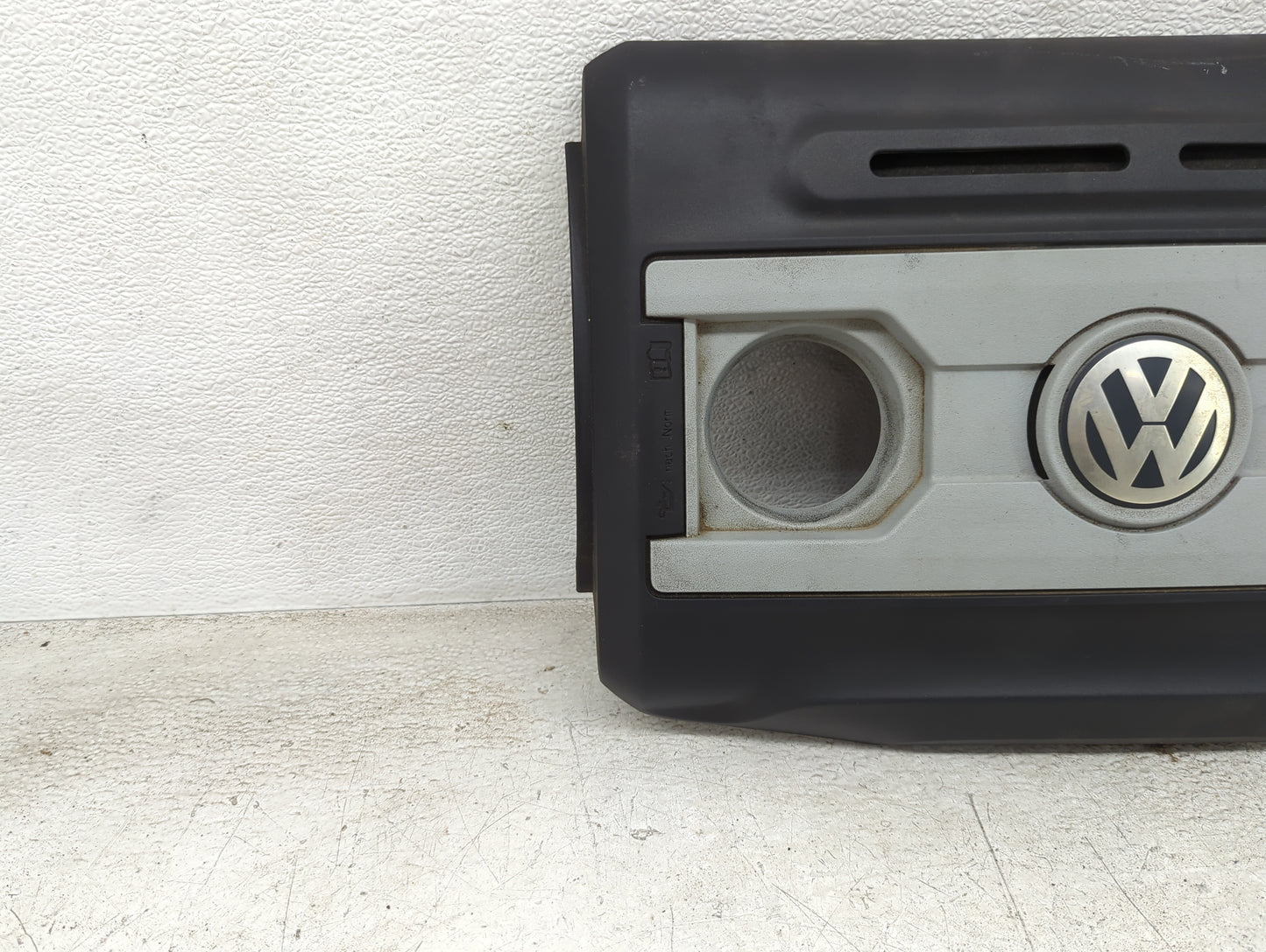 2010 Volkswagen Passat Engine Cover - Oemusedautoparts1.com