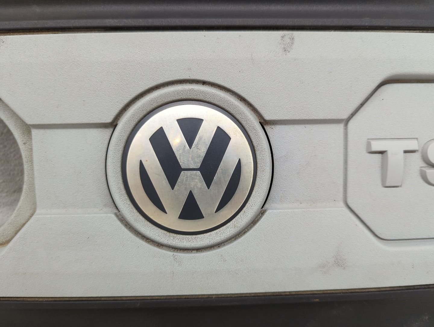 2010 Volkswagen Passat Engine Cover - Oemusedautoparts1.com