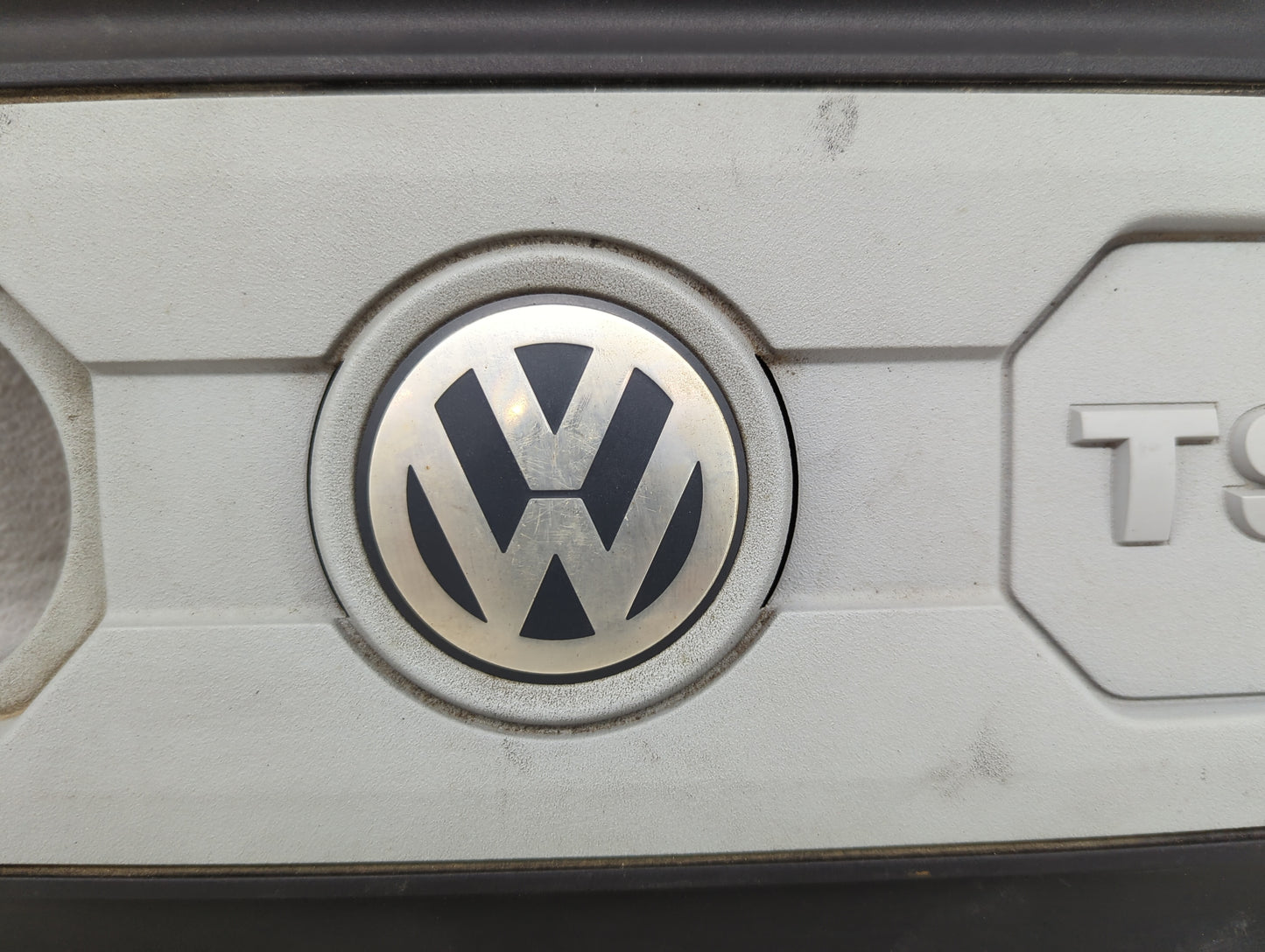 2010 Volkswagen Passat Engine Cover - Oemusedautoparts1.com
