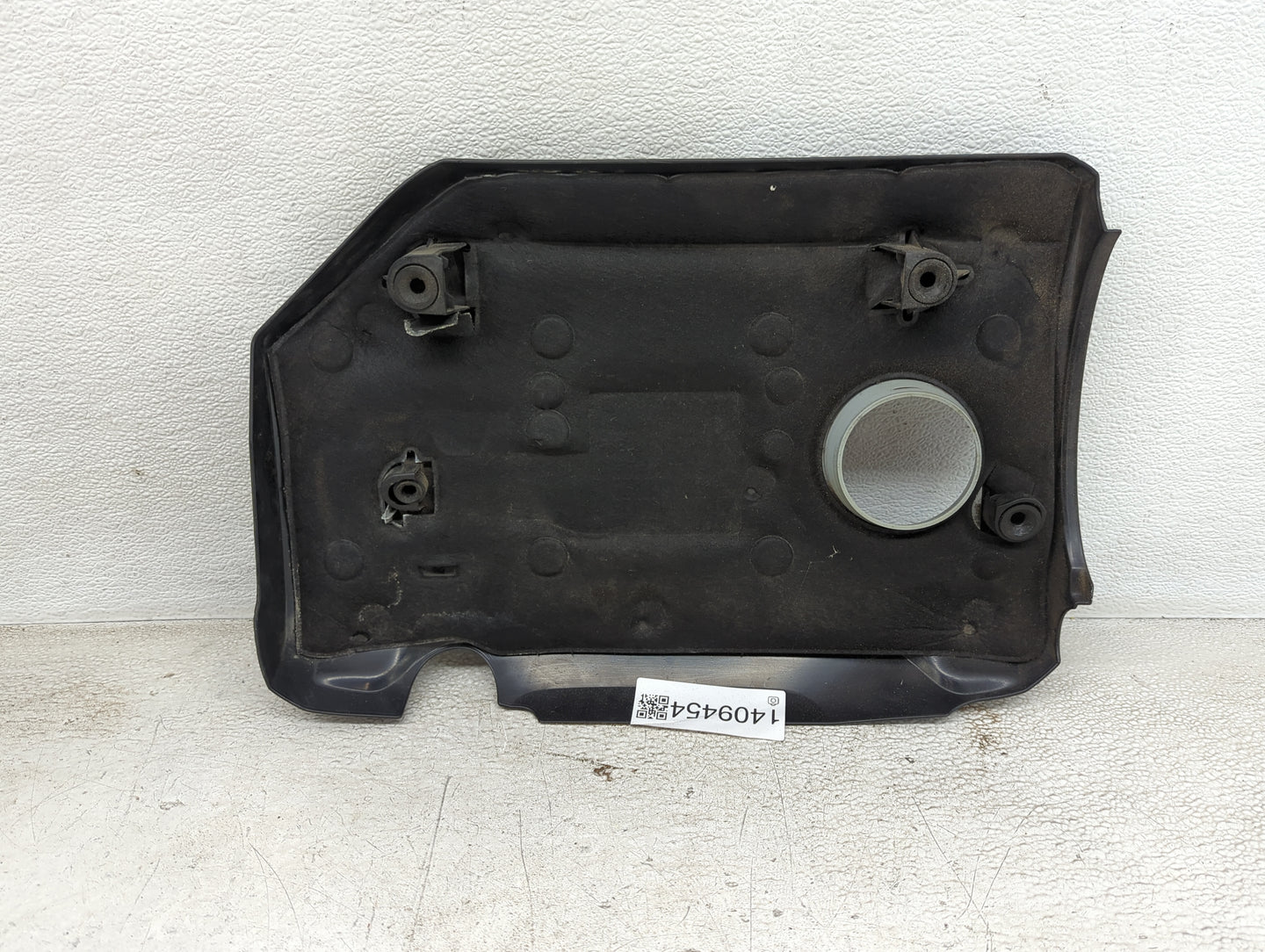 2010 Volkswagen Passat Engine Cover - Oemusedautoparts1.com