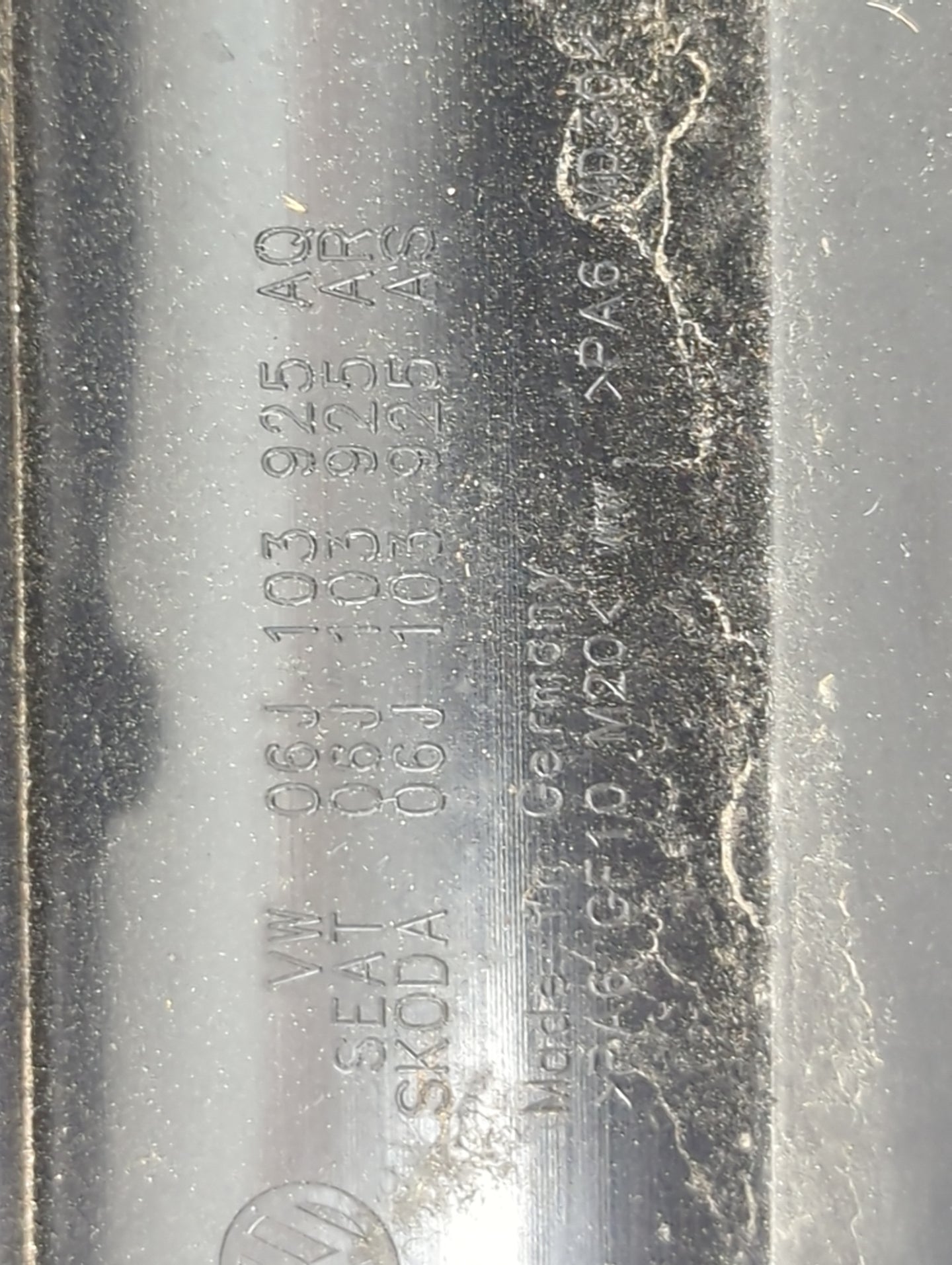 2010 Volkswagen Passat Engine Cover - Oemusedautoparts1.com