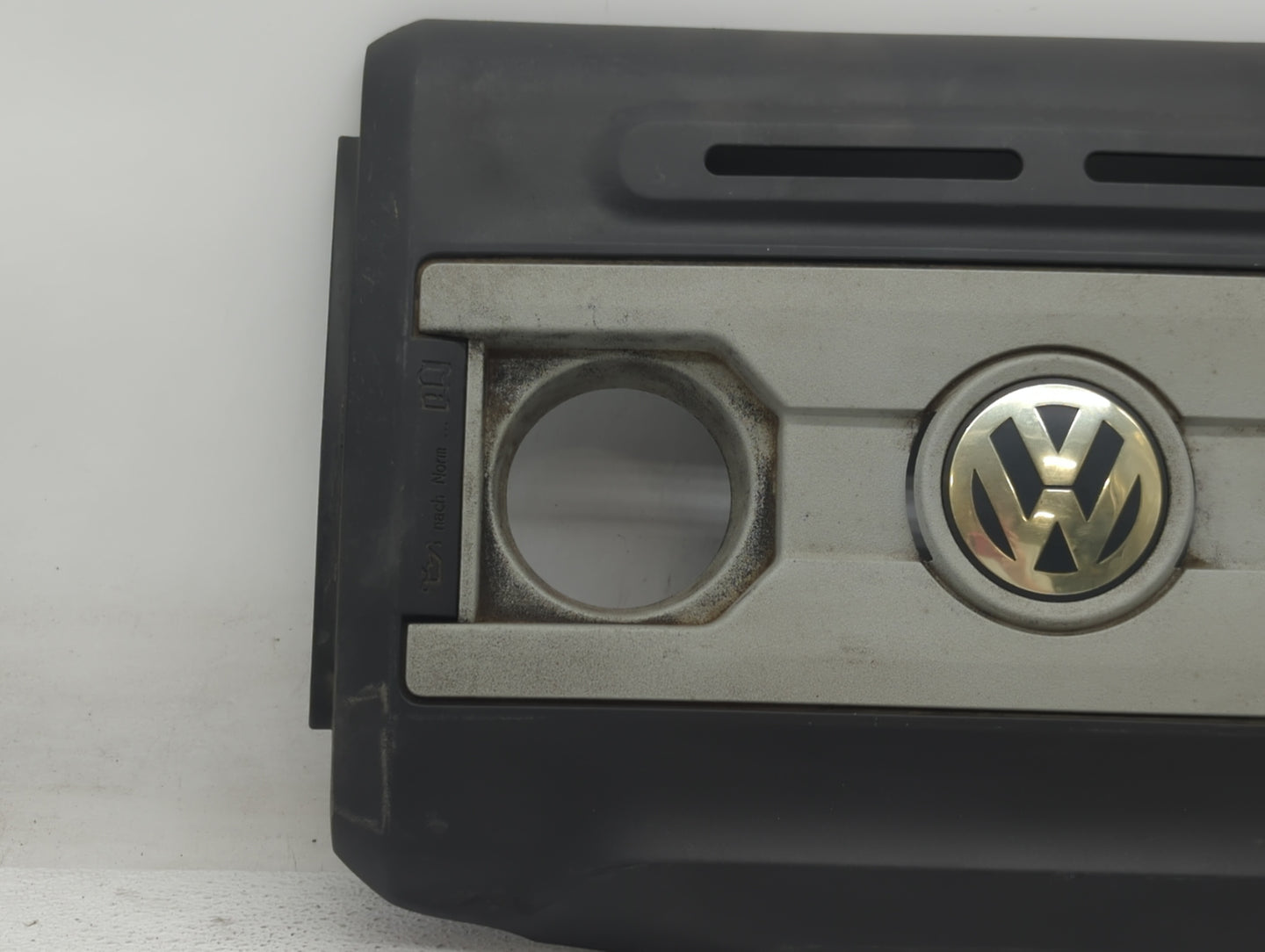 2010 Volkswagen Passat Engine Cover - Oemusedautoparts1.com