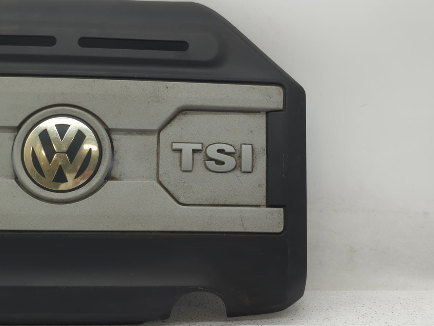 2010 Volkswagen Passat Engine Cover - Oemusedautoparts1.com