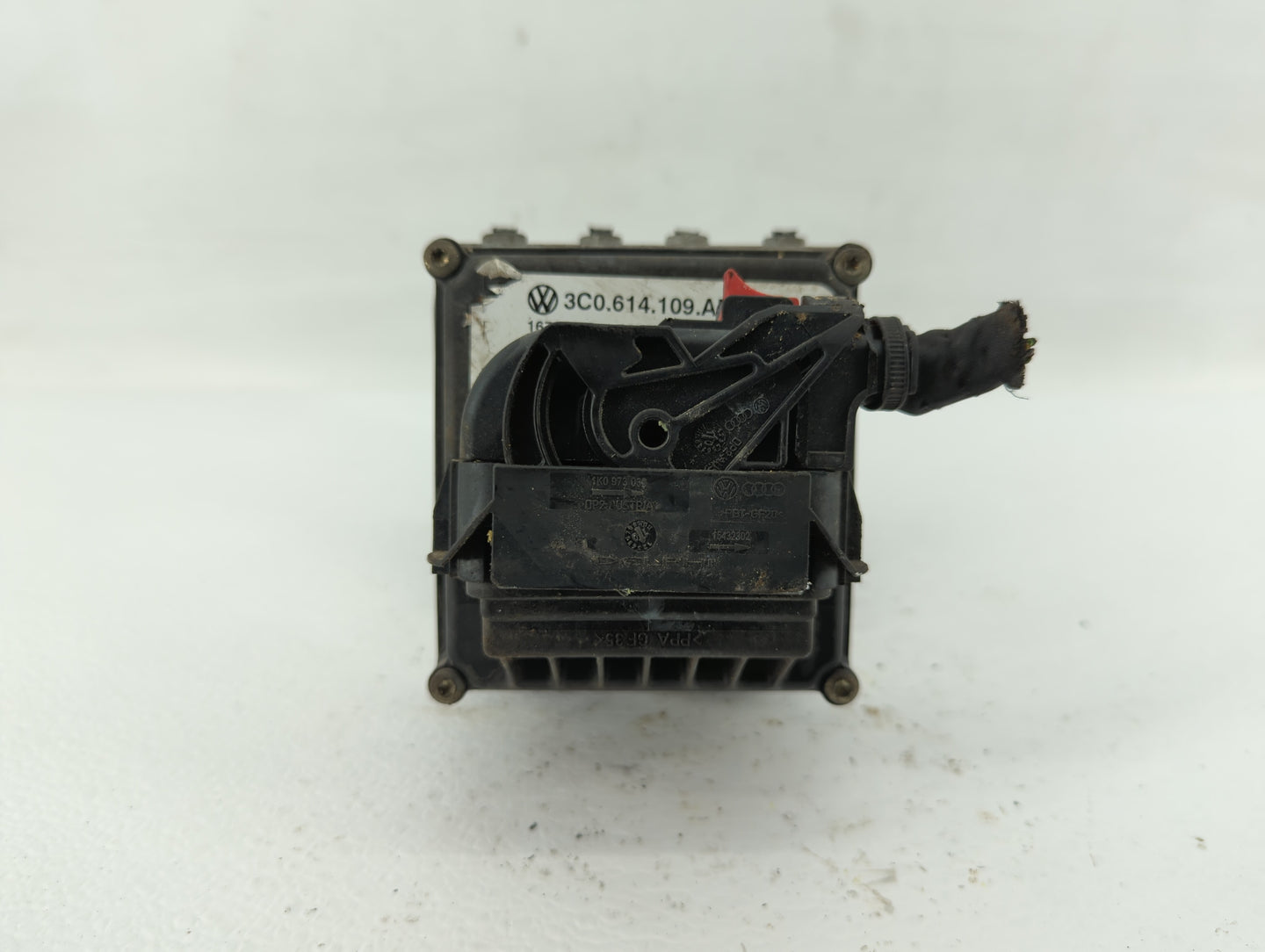 2009-2010 Volkswagen Passat ABS Pump Control Module Replacement P/N:3C0.614.109.T 3C0614109T, 3C0.614.109.P Fits Fits 2009 2
