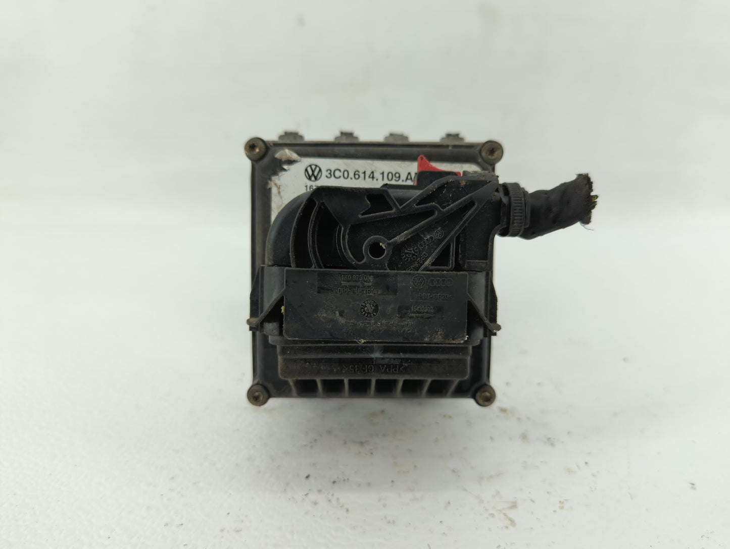 2009-2010 Volkswagen Passat ABS Pump Control Module Replacement P/N:3C0.614.109.T 3C0614109T, 3C0.614.109.P Fits Fits 2009 2