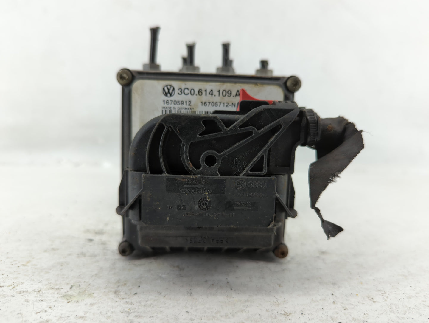 2009-2010 Volkswagen Passat ABS Pump Control Module Replacement P/N:3C0 614 109 AF Fits Fits 2009 2010 OEM Used Auto Parts -
