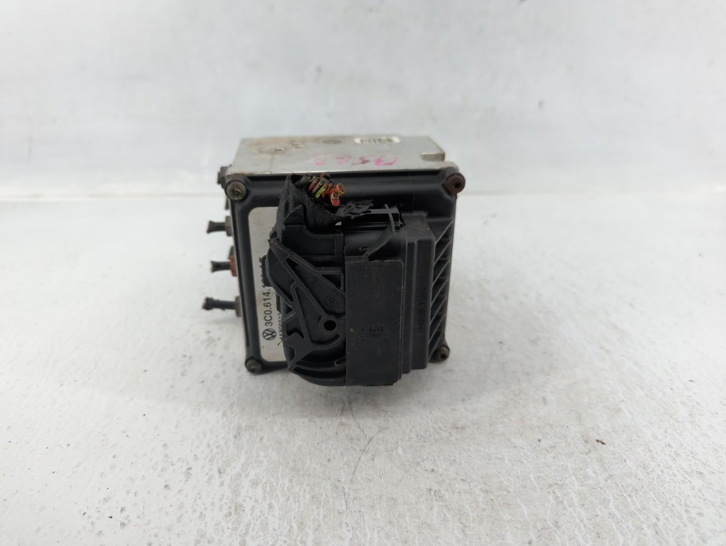 2009-2010 Volkswagen Passat ABS Pump Control Module Replacement P/N:3C0 614 109 AF Fits Fits 2009 2010 OEM Used Auto Parts -