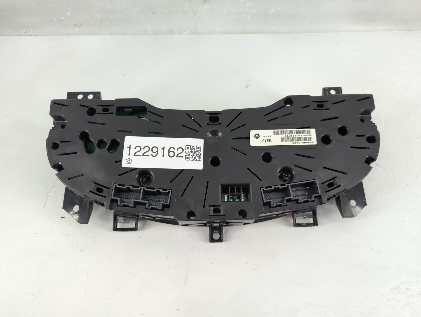 2009-2010 Volkswagen Routan Instrument Cluster Speedometer Gauges P/N:68055188AD Fits Fits 2009 2010 OEM Used Auto Parts - O