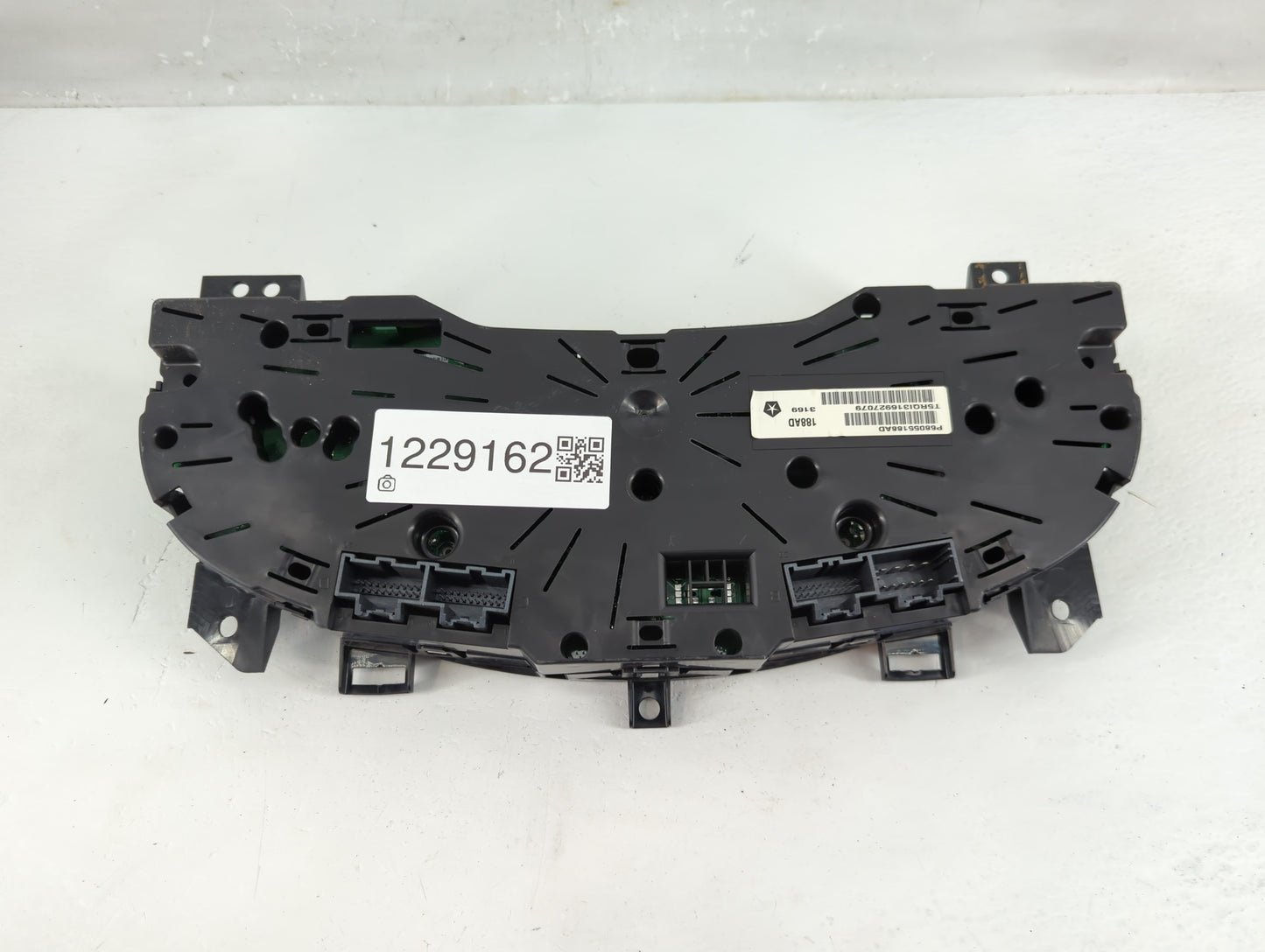 2009-2010 Volkswagen Routan Instrument Cluster Speedometer Gauges P/N:68055188AD Fits Fits 2009 2010 OEM Used Auto Parts - O
