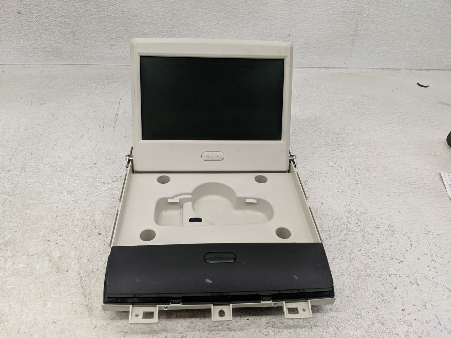 2009-2014 Volkswagen Routan Information Display Screen - Oemusedautoparts1.com