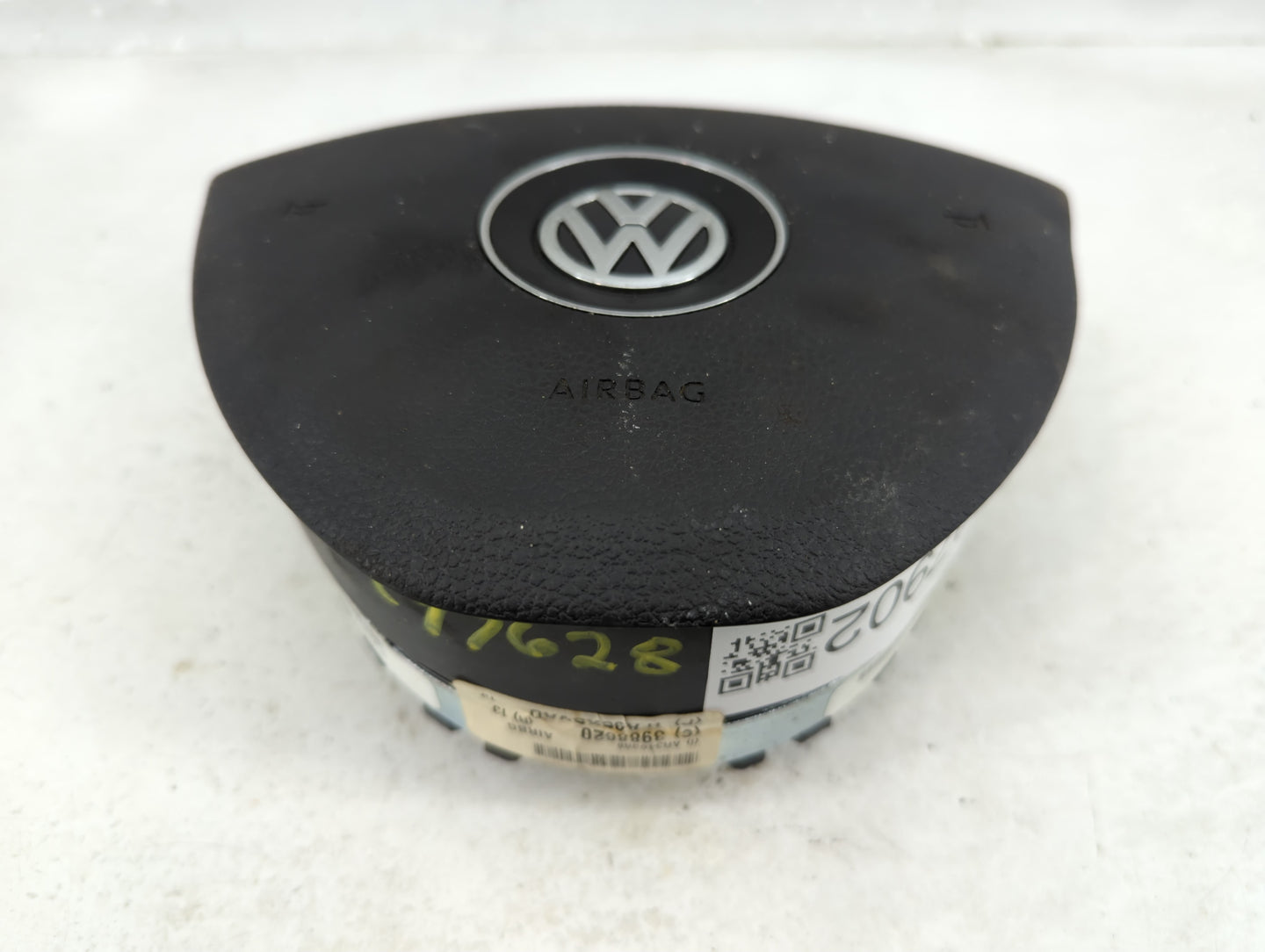2009-2010 Volkswagen Routan Air Bag Driver Left Steering Wheel Mounted P/N:7B0880201A Fits Fits 2009 2010 OEM Used Auto Part