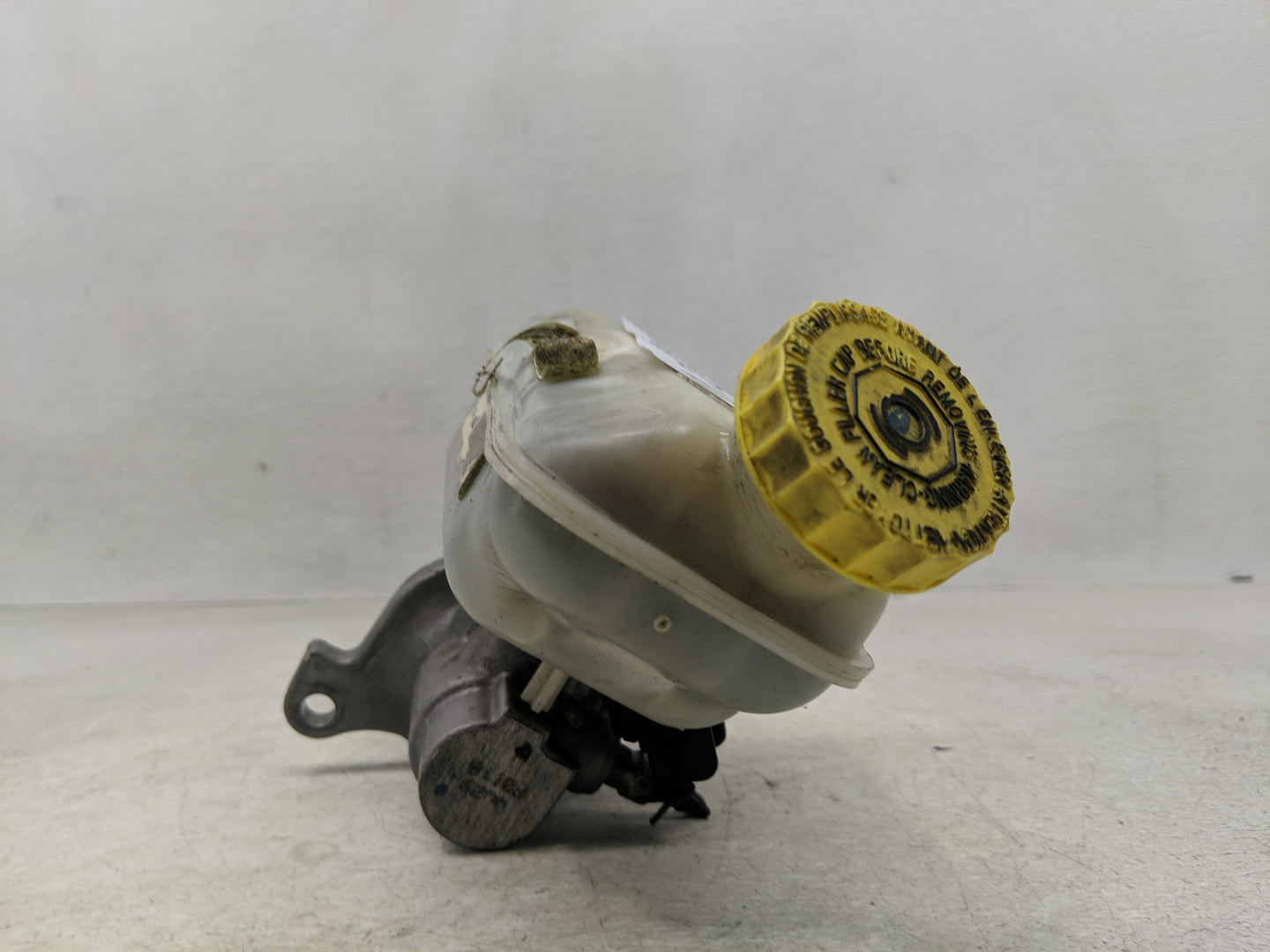 2009-2014 Volkswagen Routan Brake Master Cylinder - Oemusedautoparts1.com