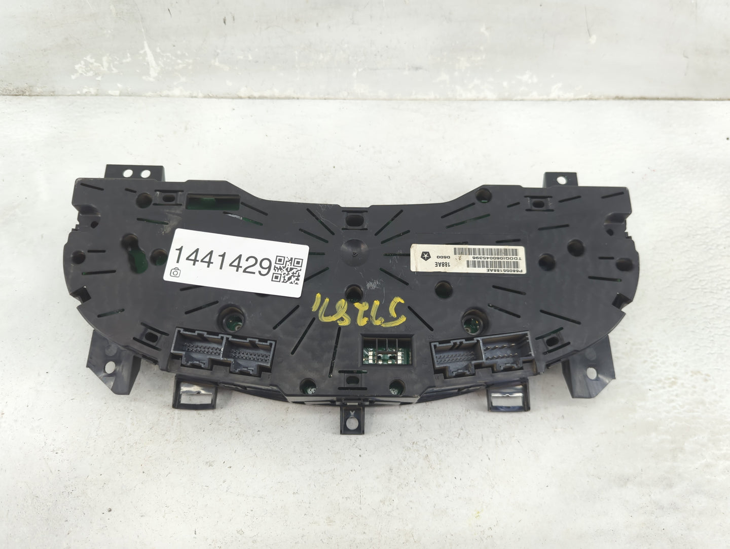 2009-2010 Volkswagen Routan Instrument Cluster Speedometer Gauges P/N:P68055188AE TDOQI060045396 Fits Fits 2009 2010 OEM Use