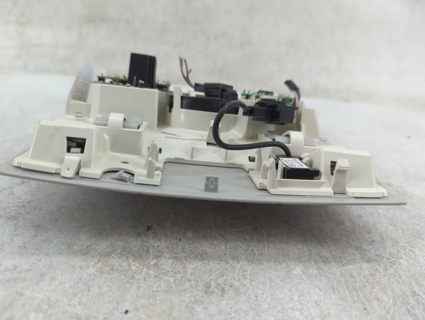 2009-2018 Volkswagen Tiguan Overhead Roof Console Light Gray - Oemusedautoparts1.com